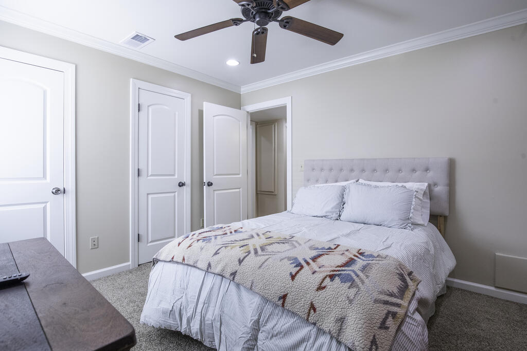105 Orleans Oaks Ln