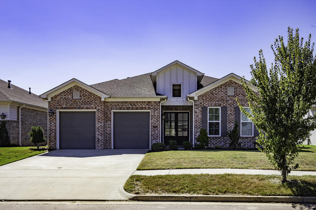 121 Hedges Cv