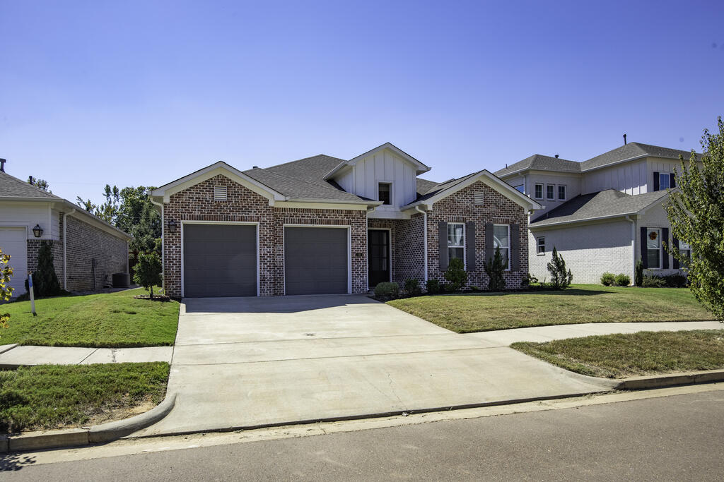 121 Hedges Cv
