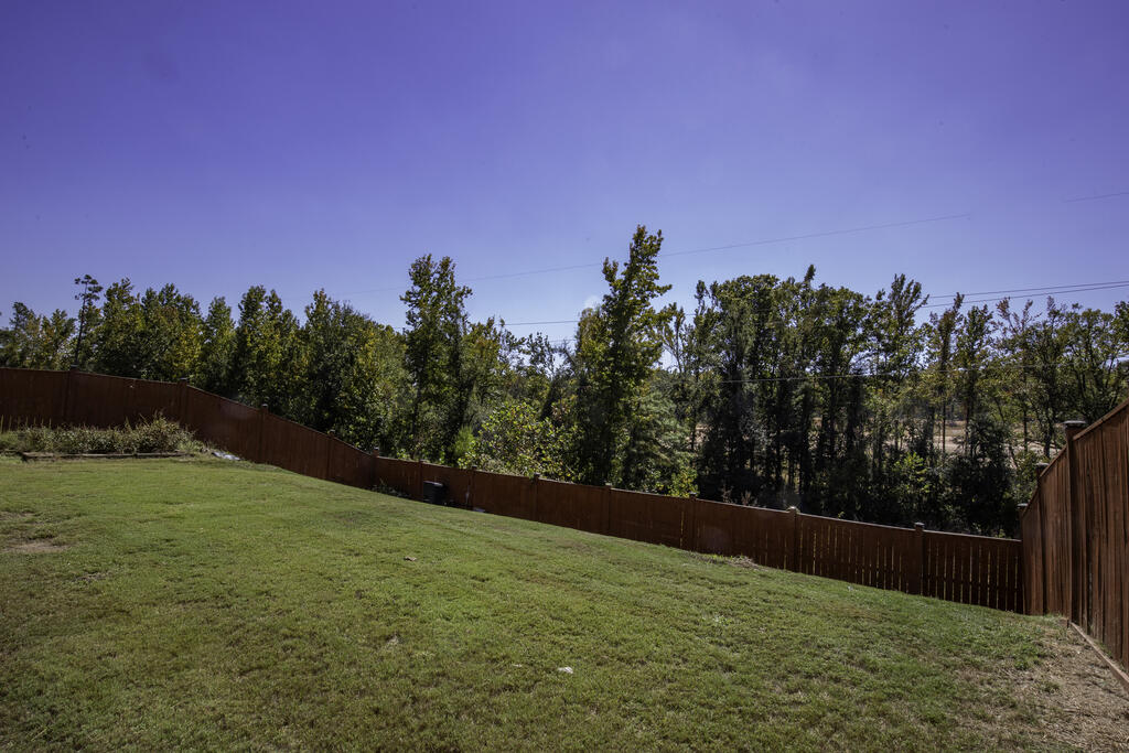 121 Hedges Cv