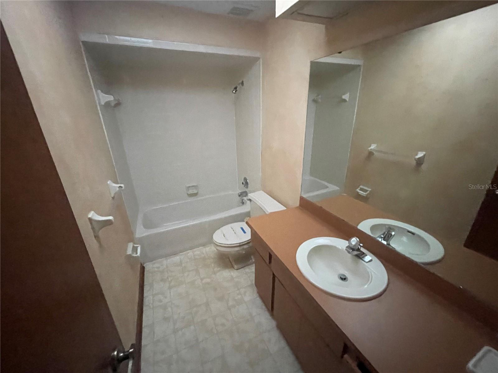 5516 KINGS MONT CT