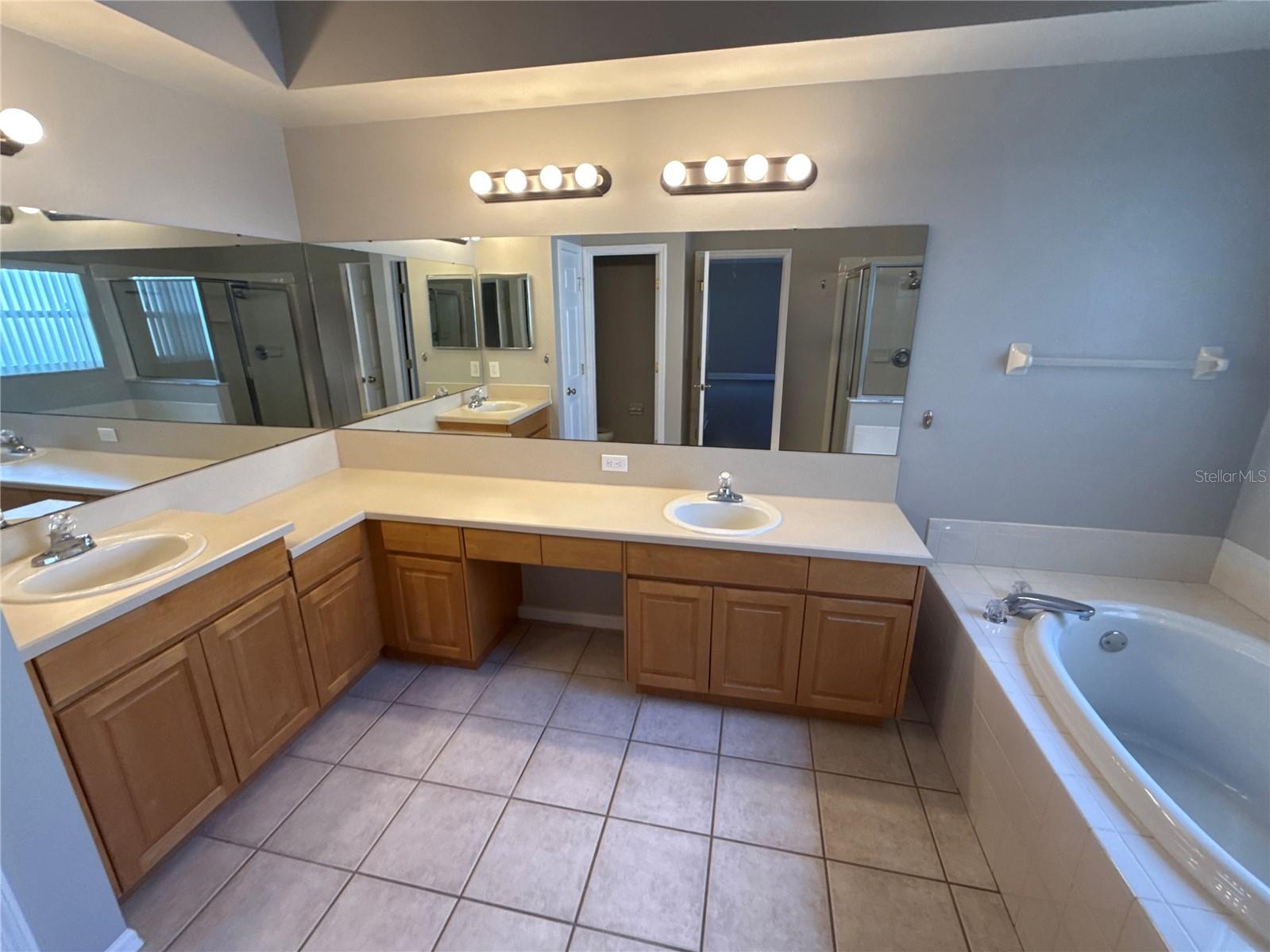 2727 VILLA DR
