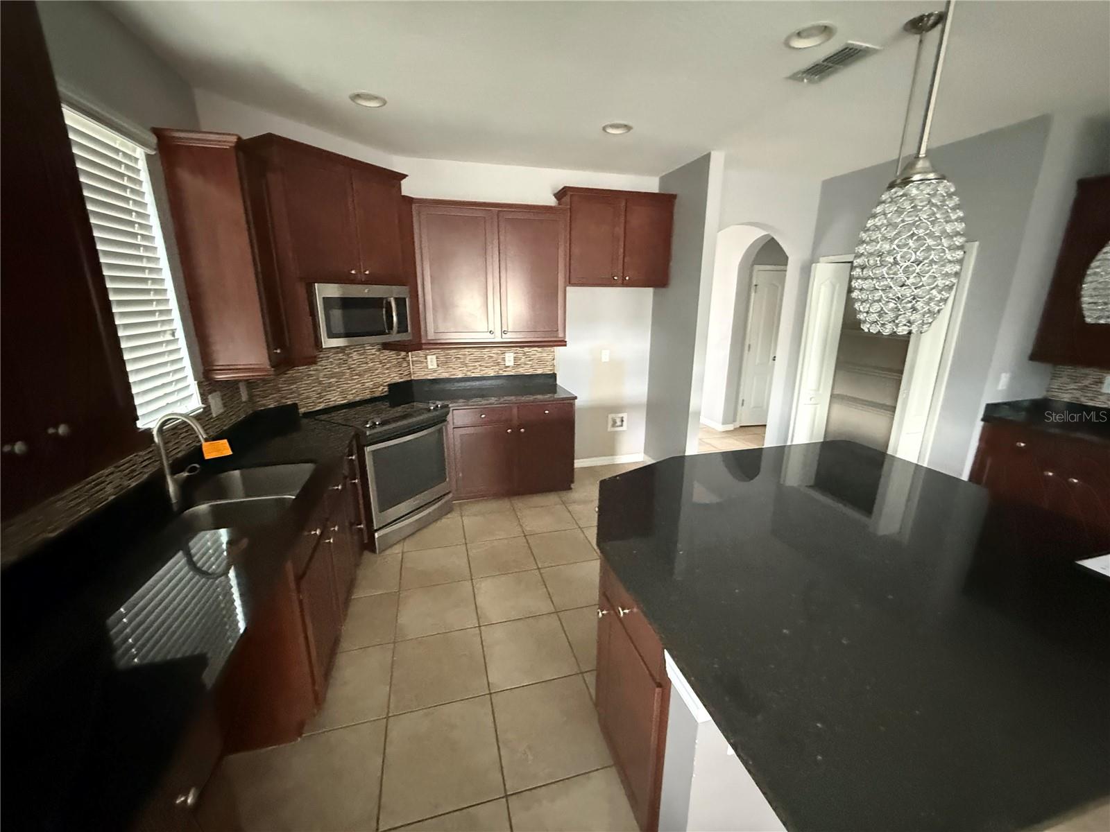 1890 ALTAVISTA CIR