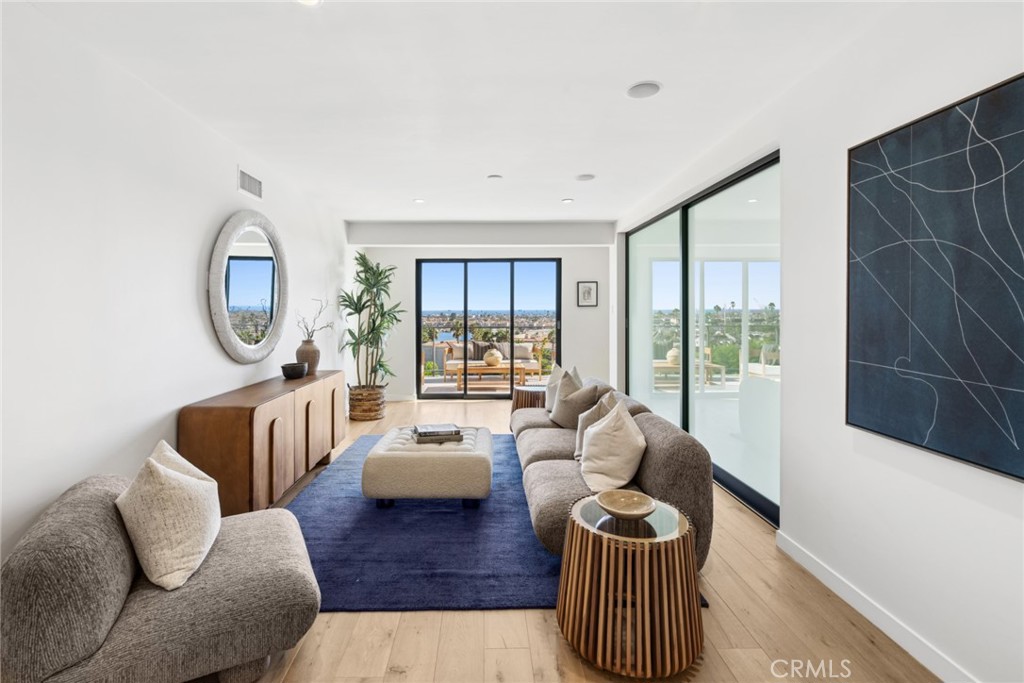 1021 Kings Road