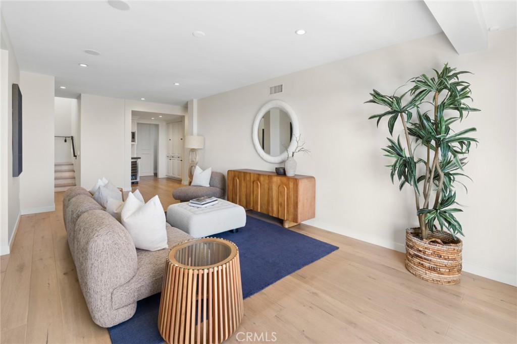 1021 Kings Road