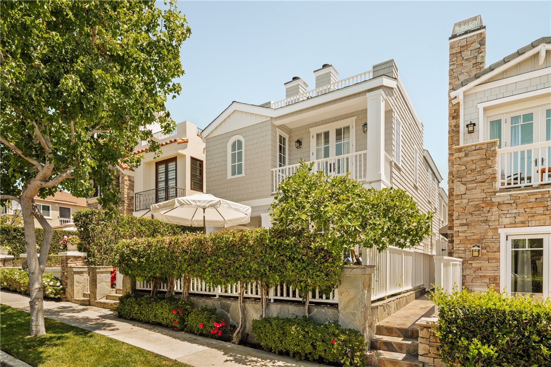 702 1/2 Acacia Avenue