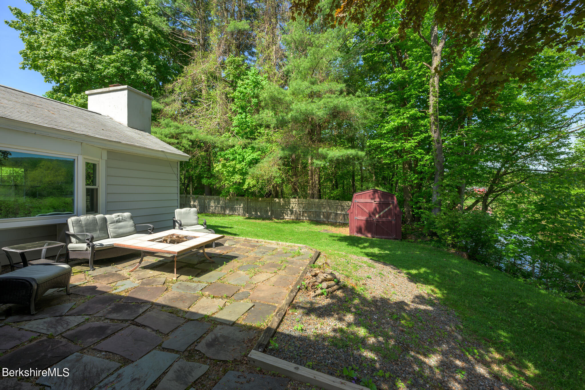 81 Riverview Dr