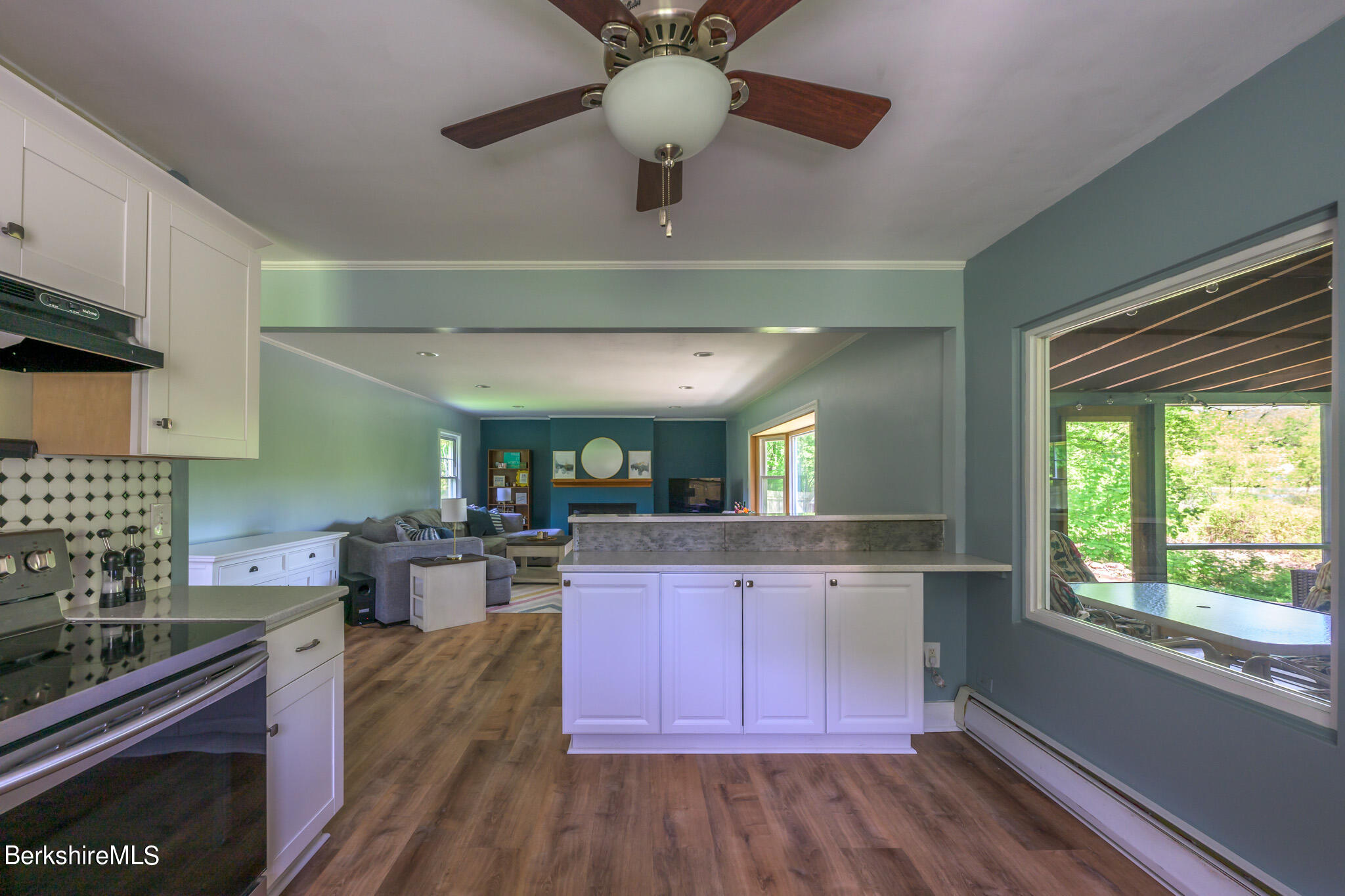 81 Riverview Dr