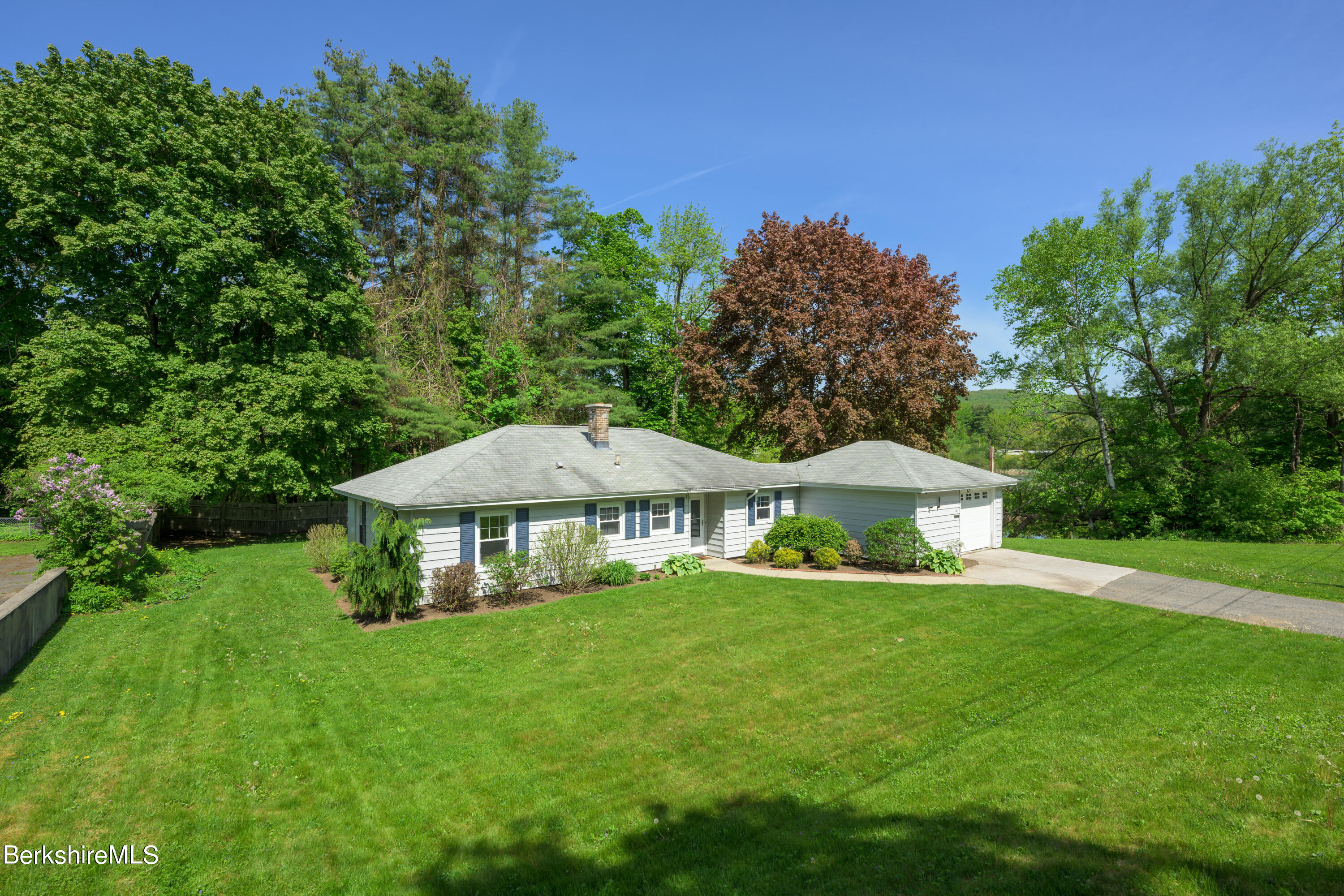 81 Riverview Dr