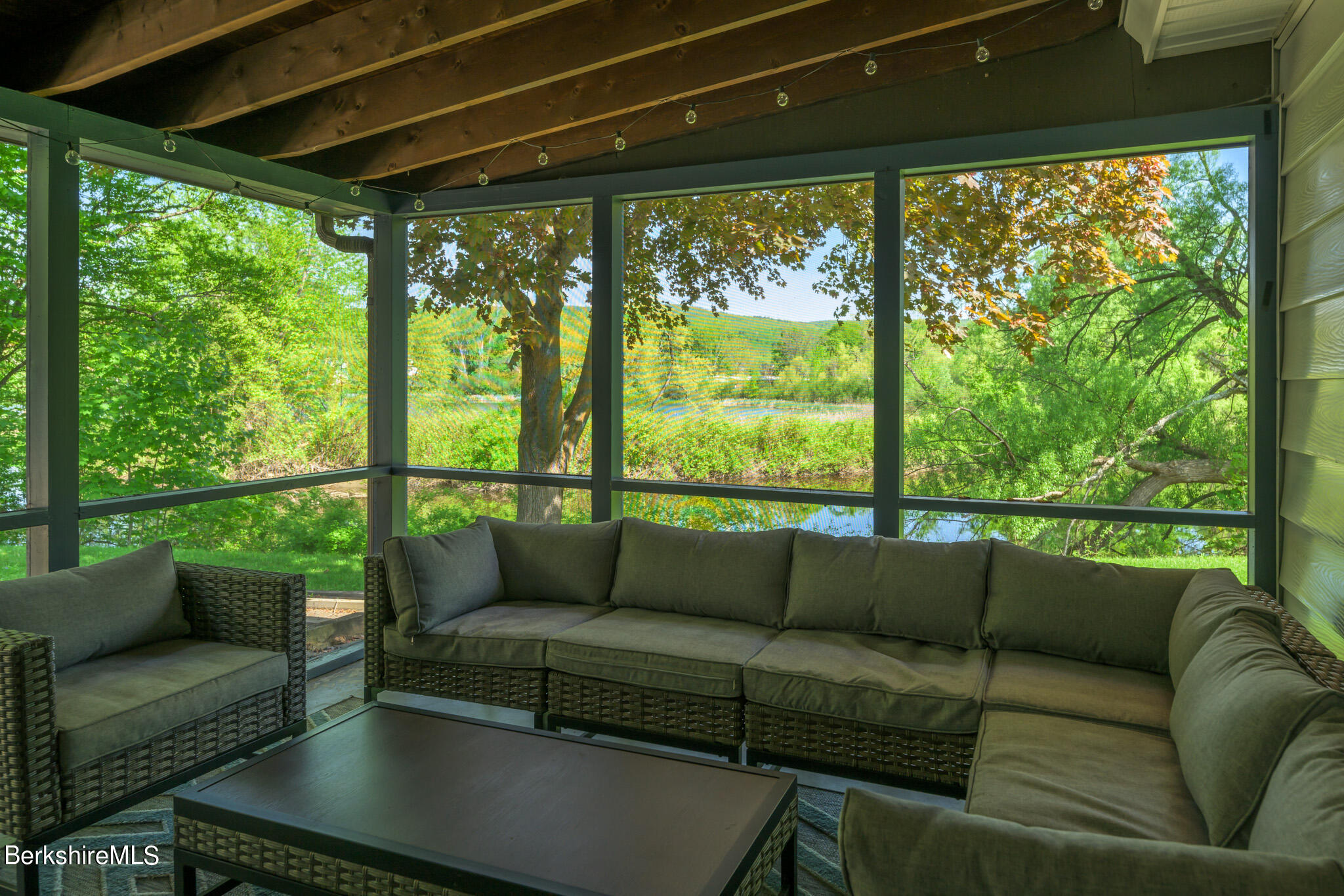 81 Riverview Dr