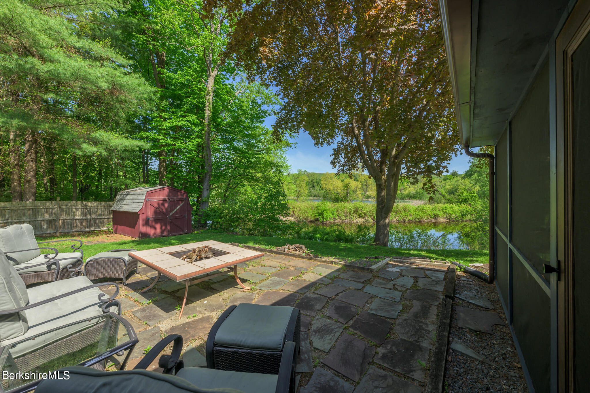 81 Riverview Dr