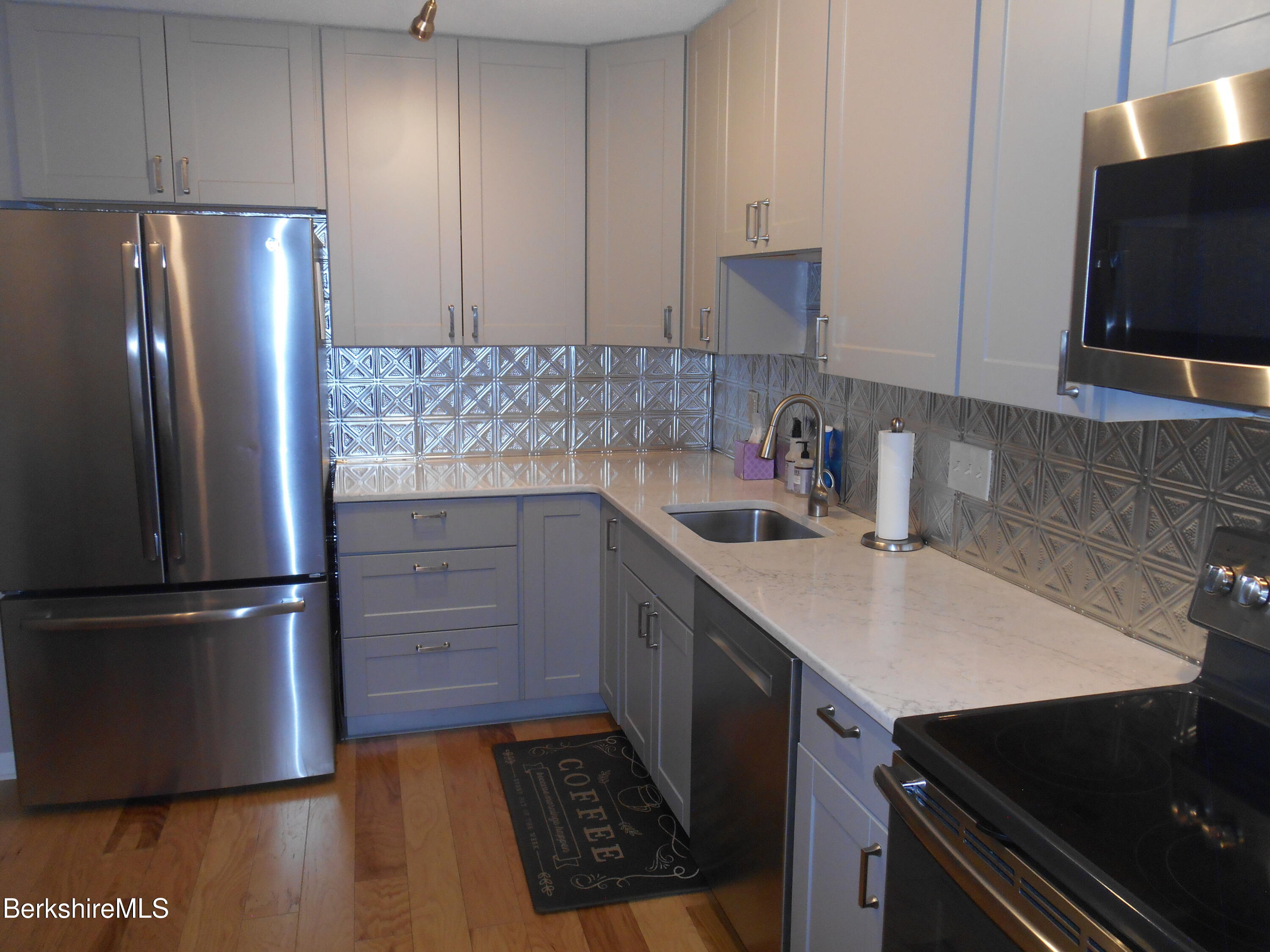 40 Churchill Crest Crest