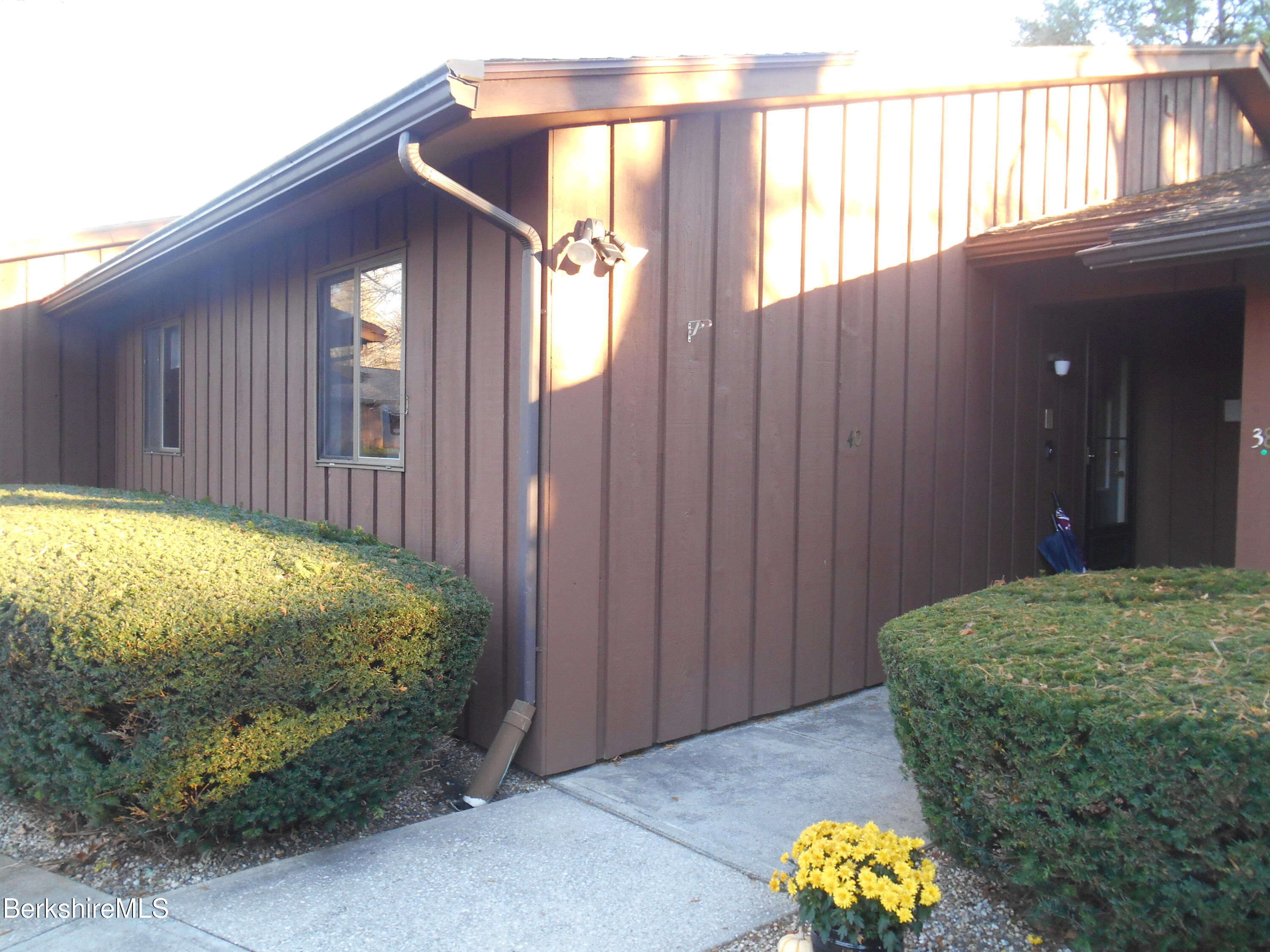 40 Churchill Crest Crest