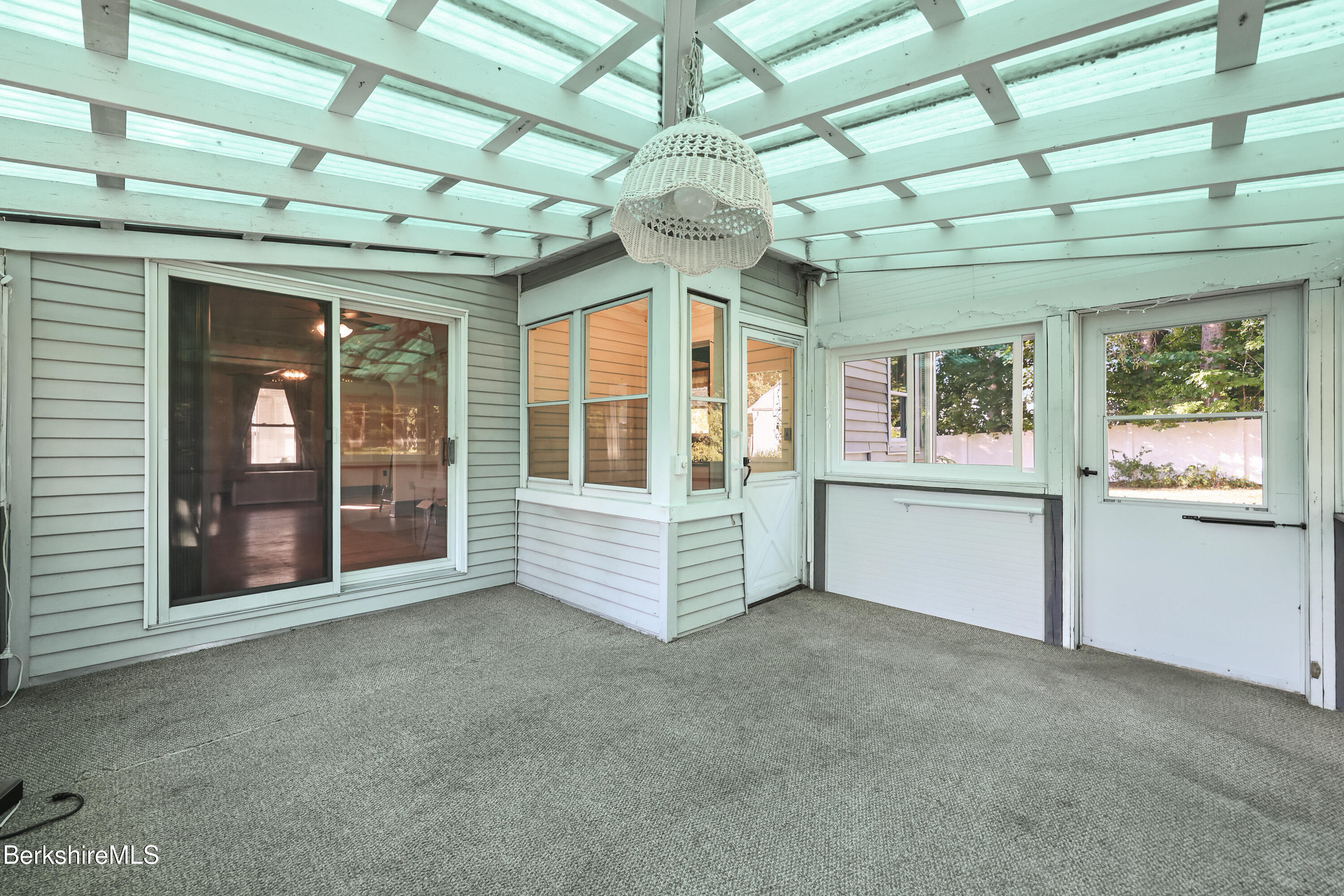8 Mohegan St