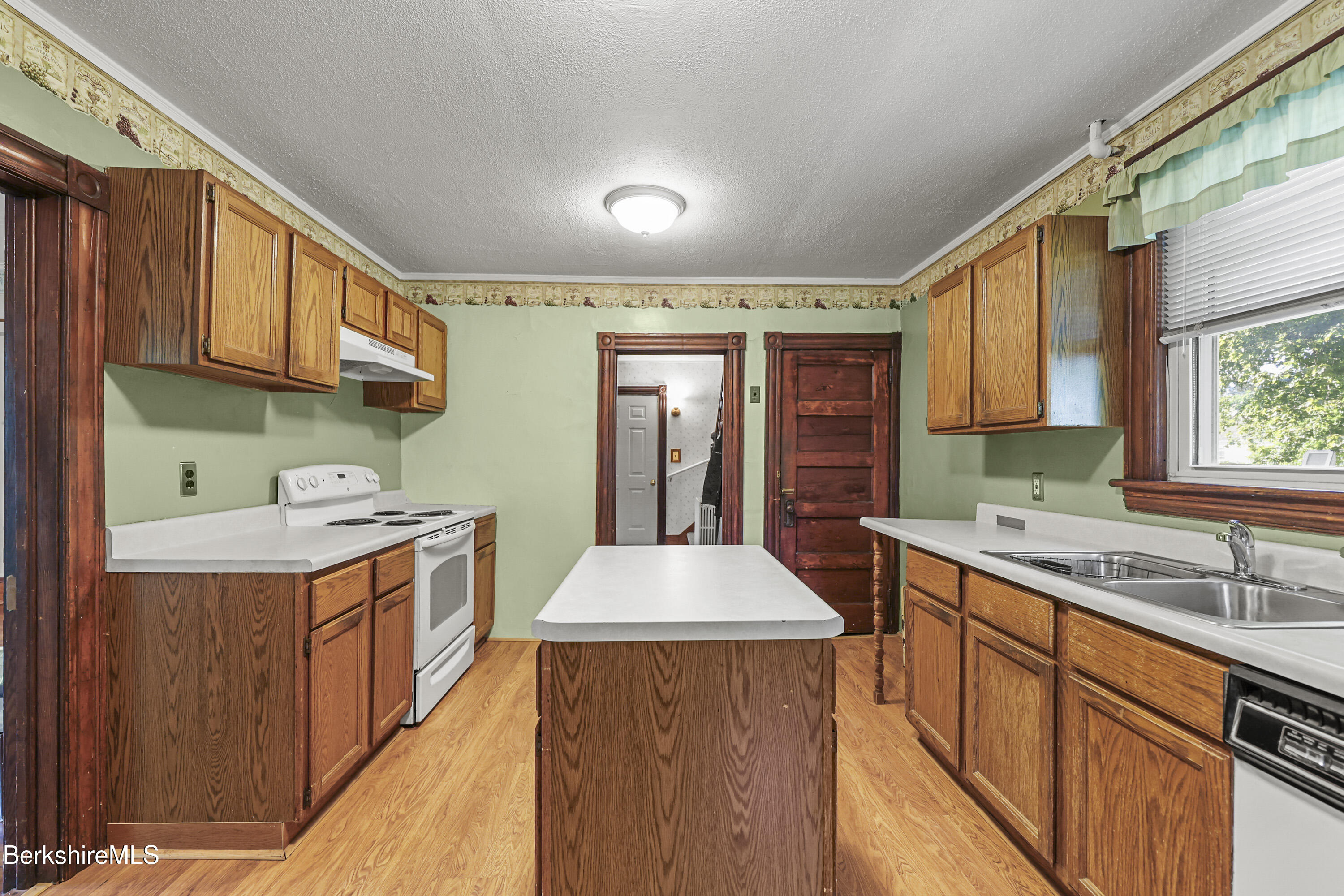 8 Mohegan St