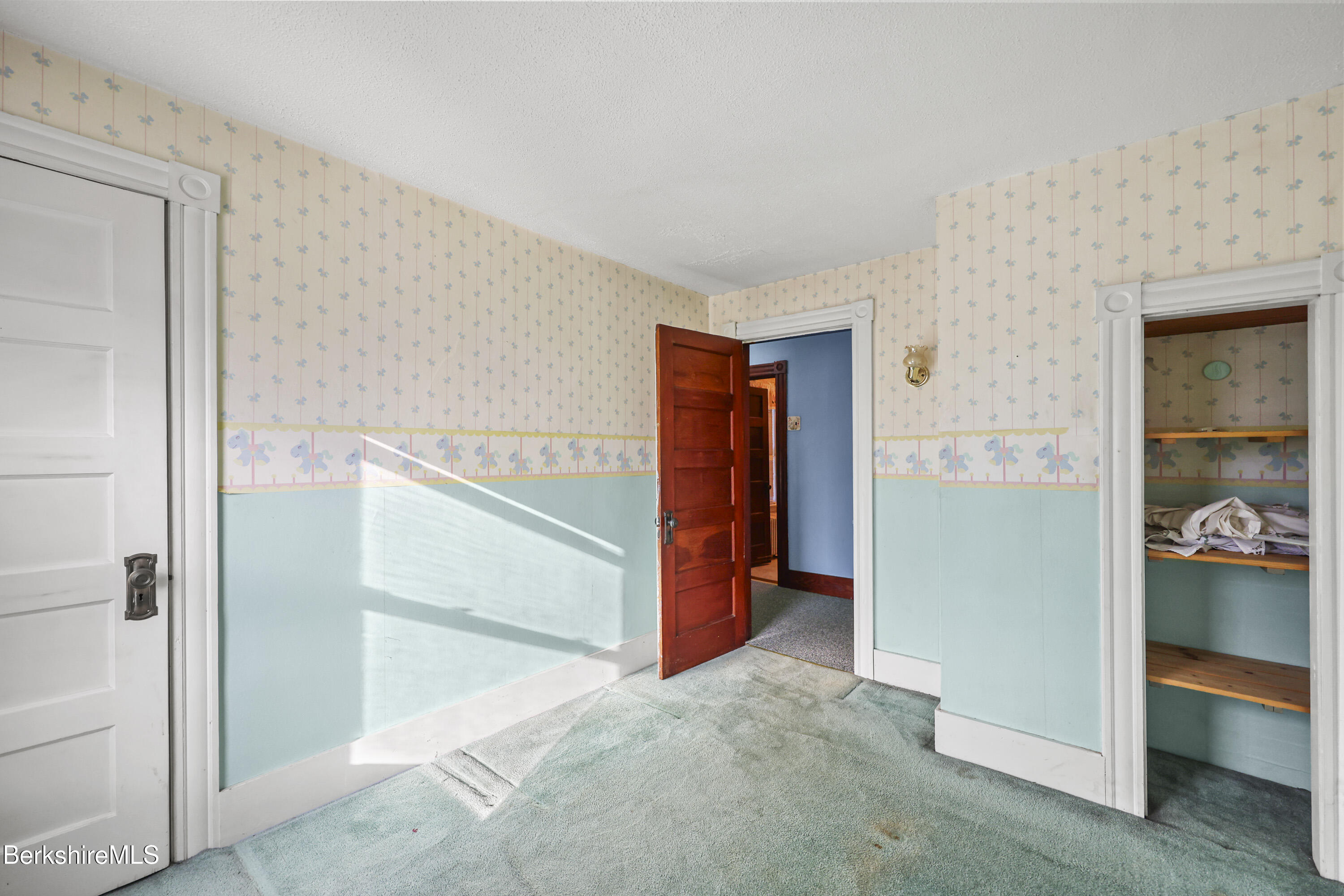 8 Mohegan St