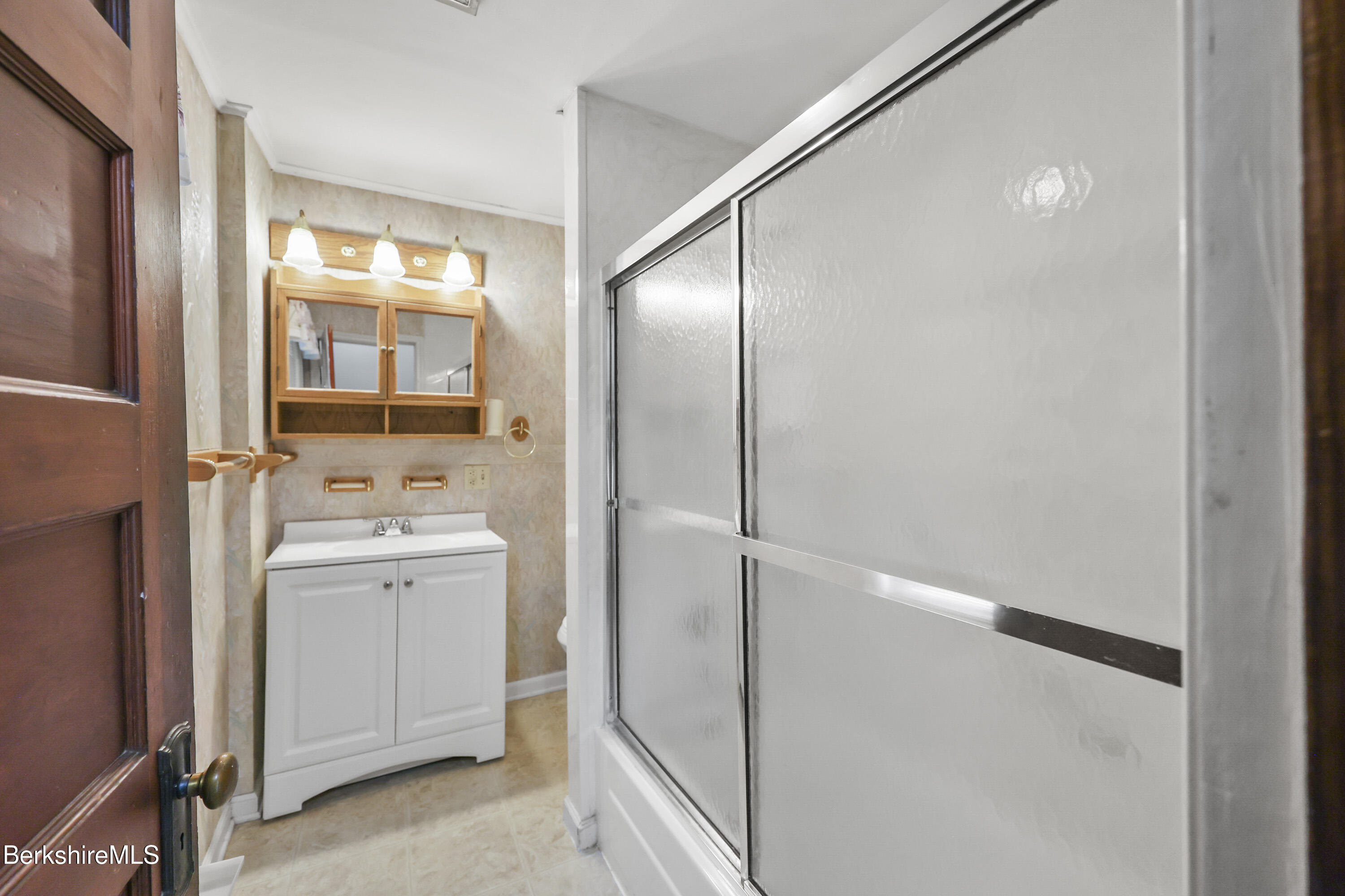 8 Mohegan St