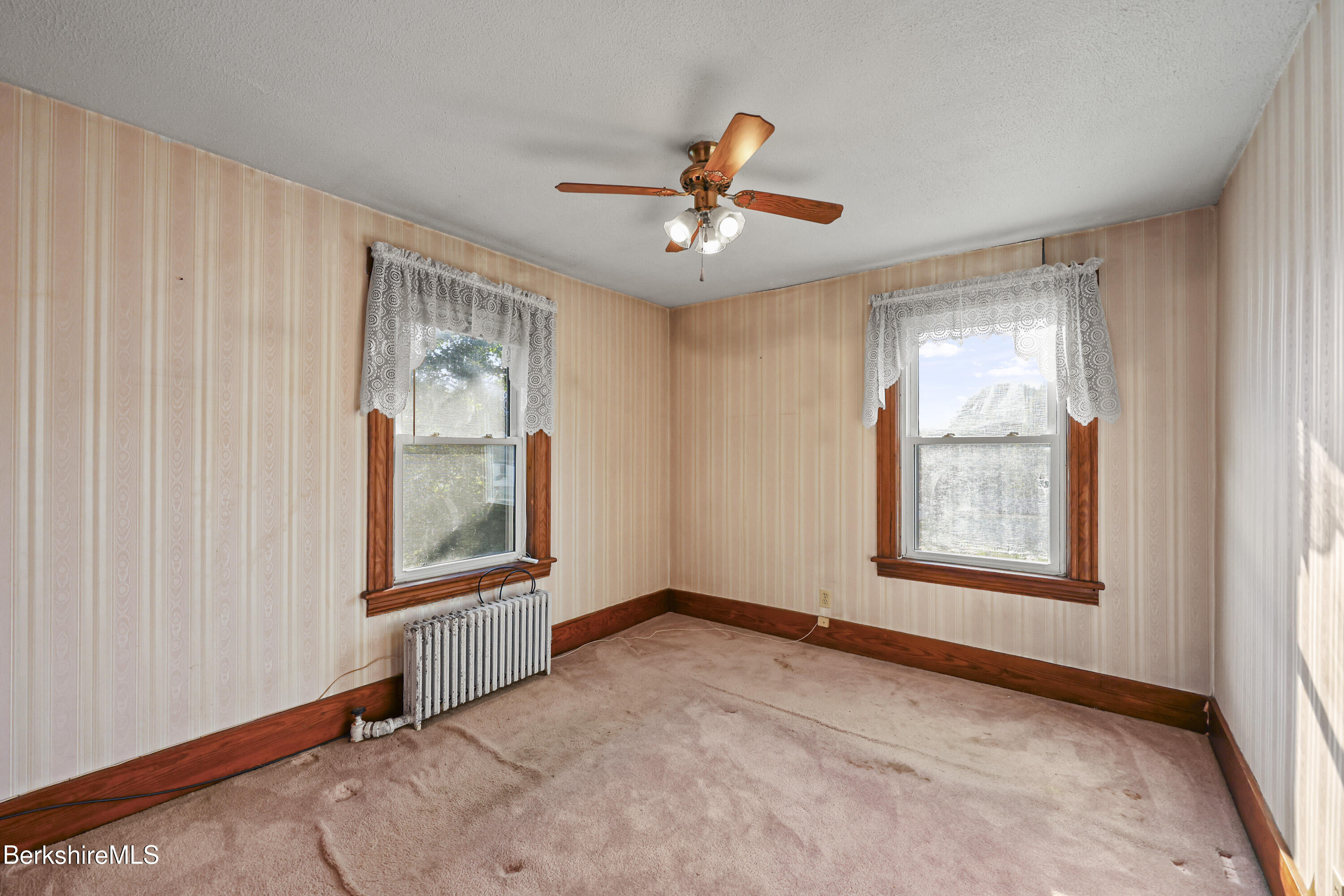 8 Mohegan St