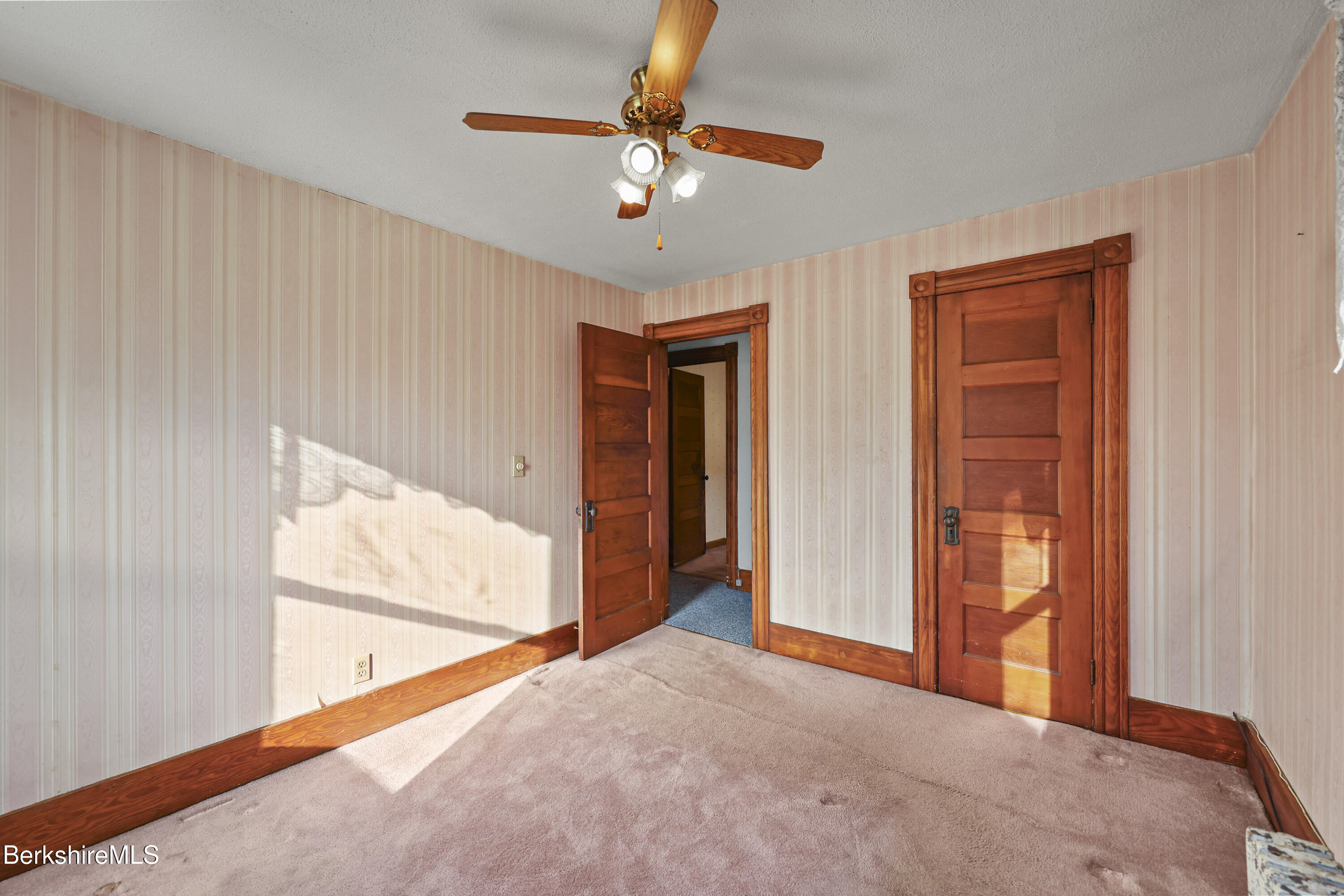 8 Mohegan St