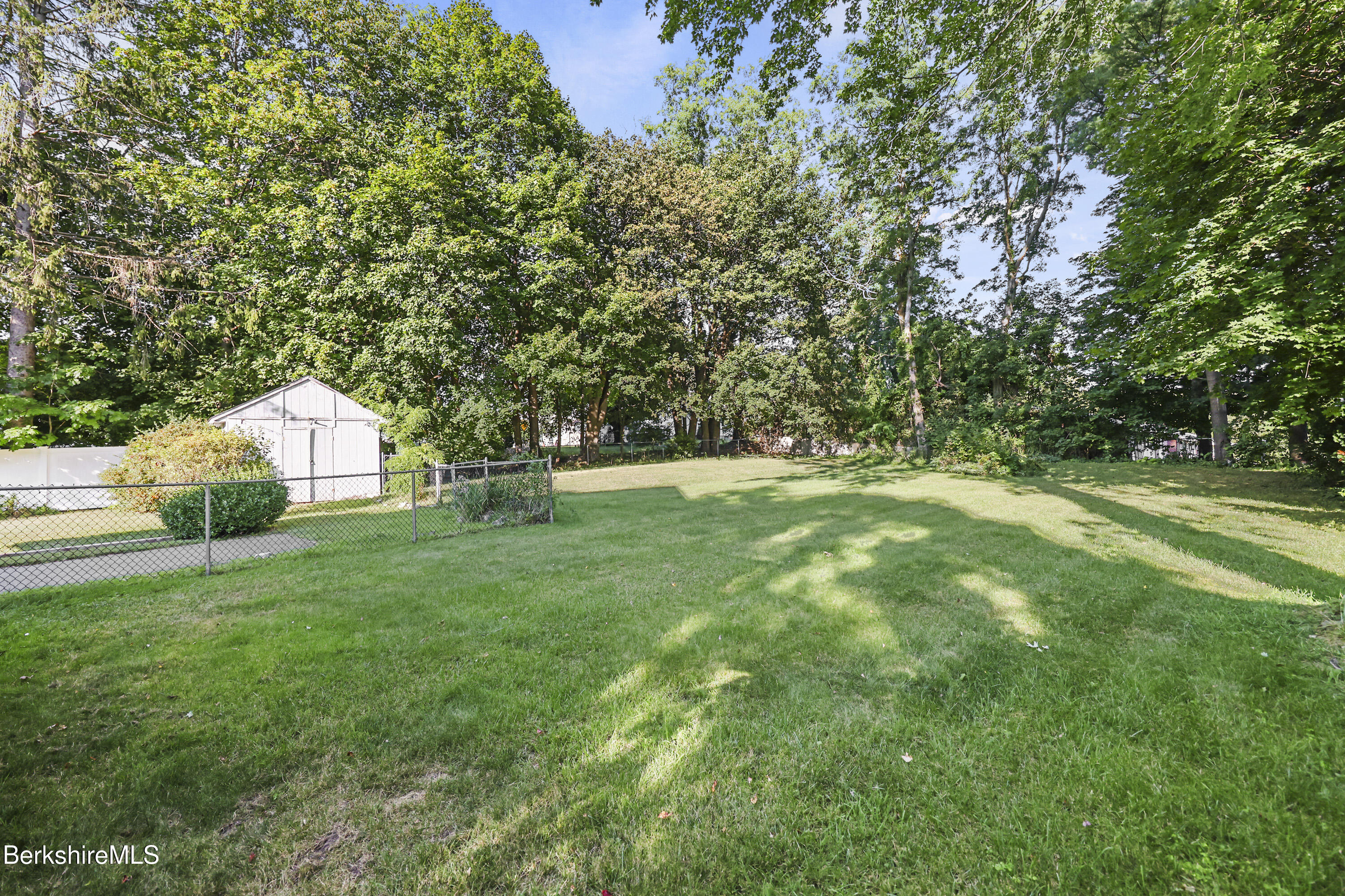 8 Mohegan St