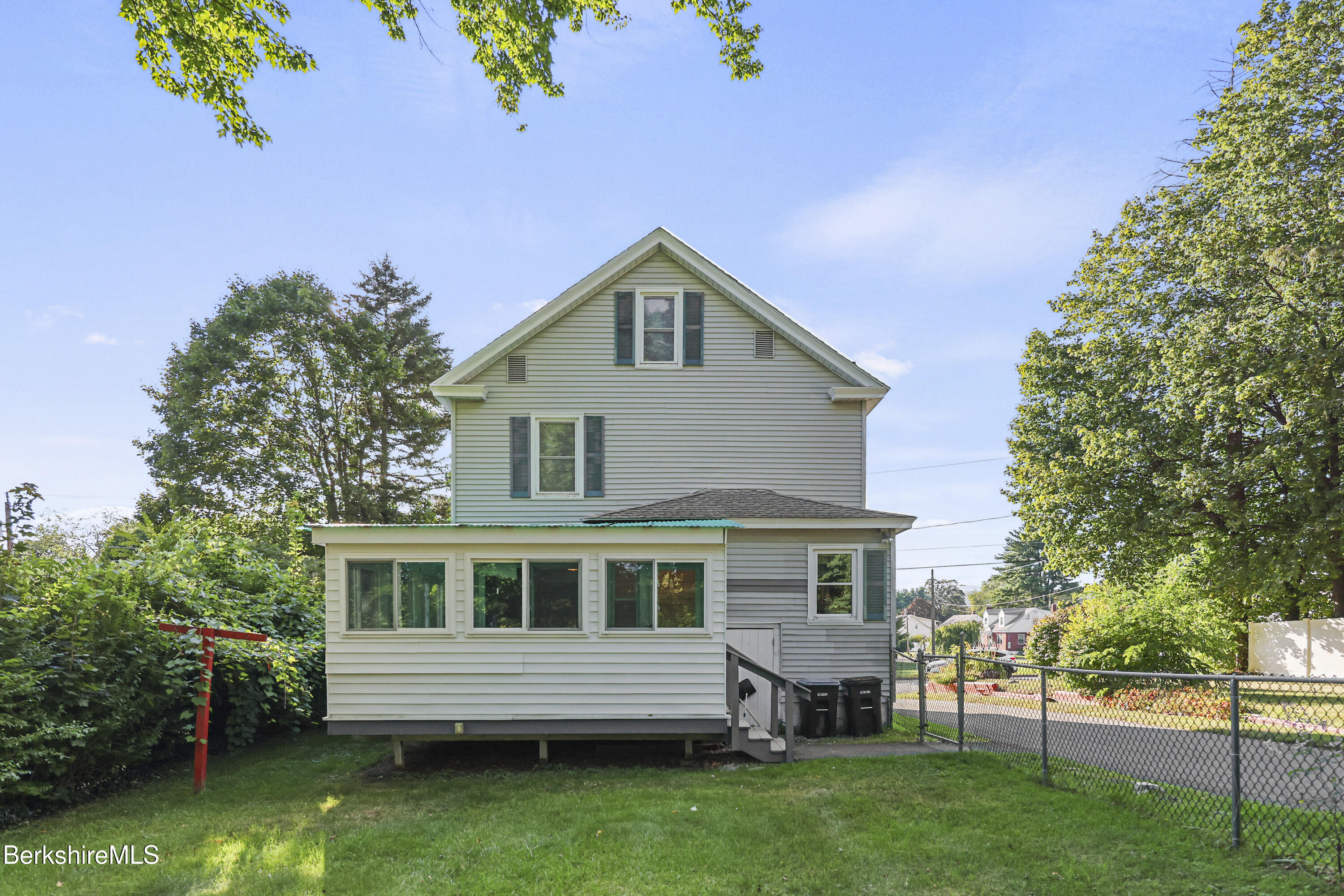 8 Mohegan St