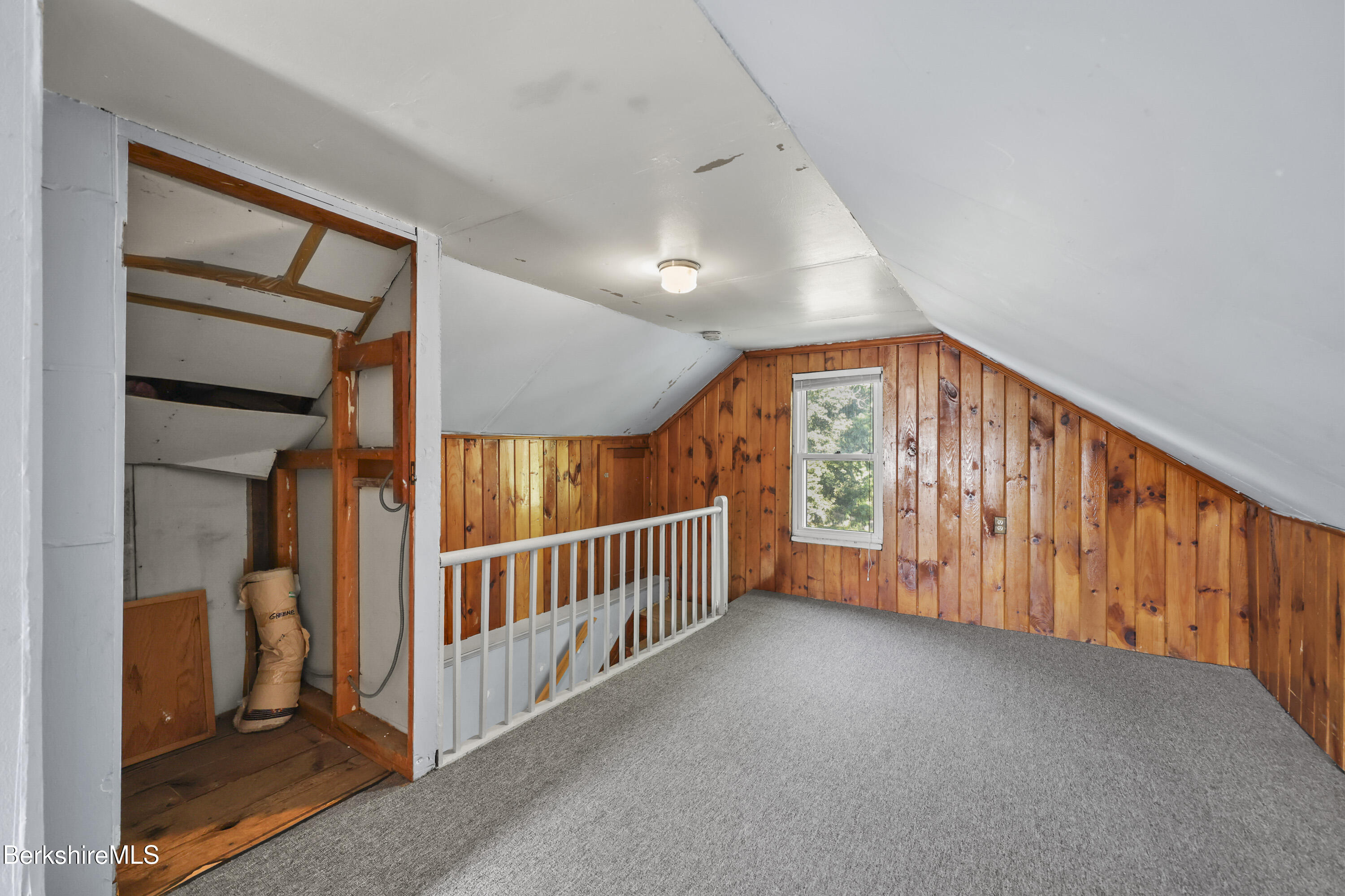 8 Mohegan St