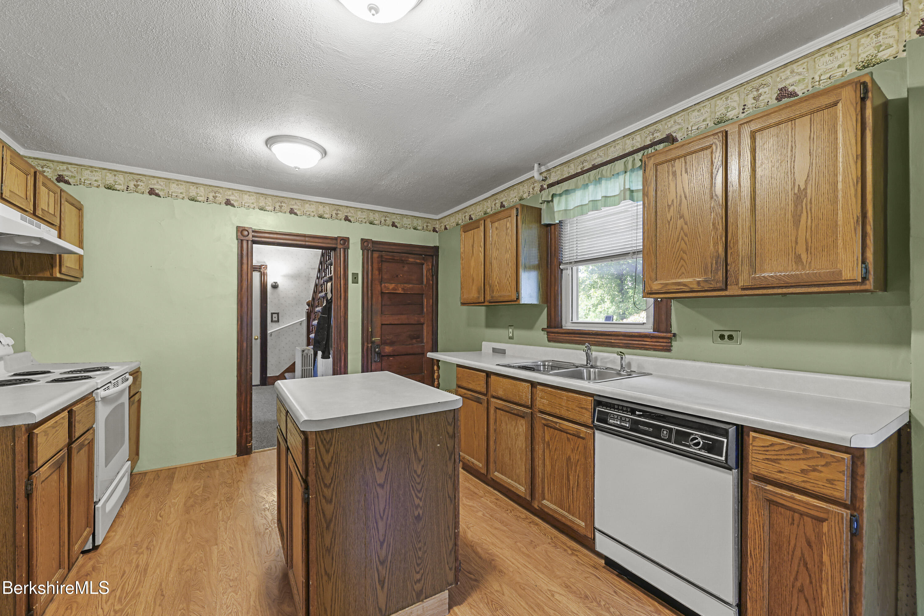 8 Mohegan St