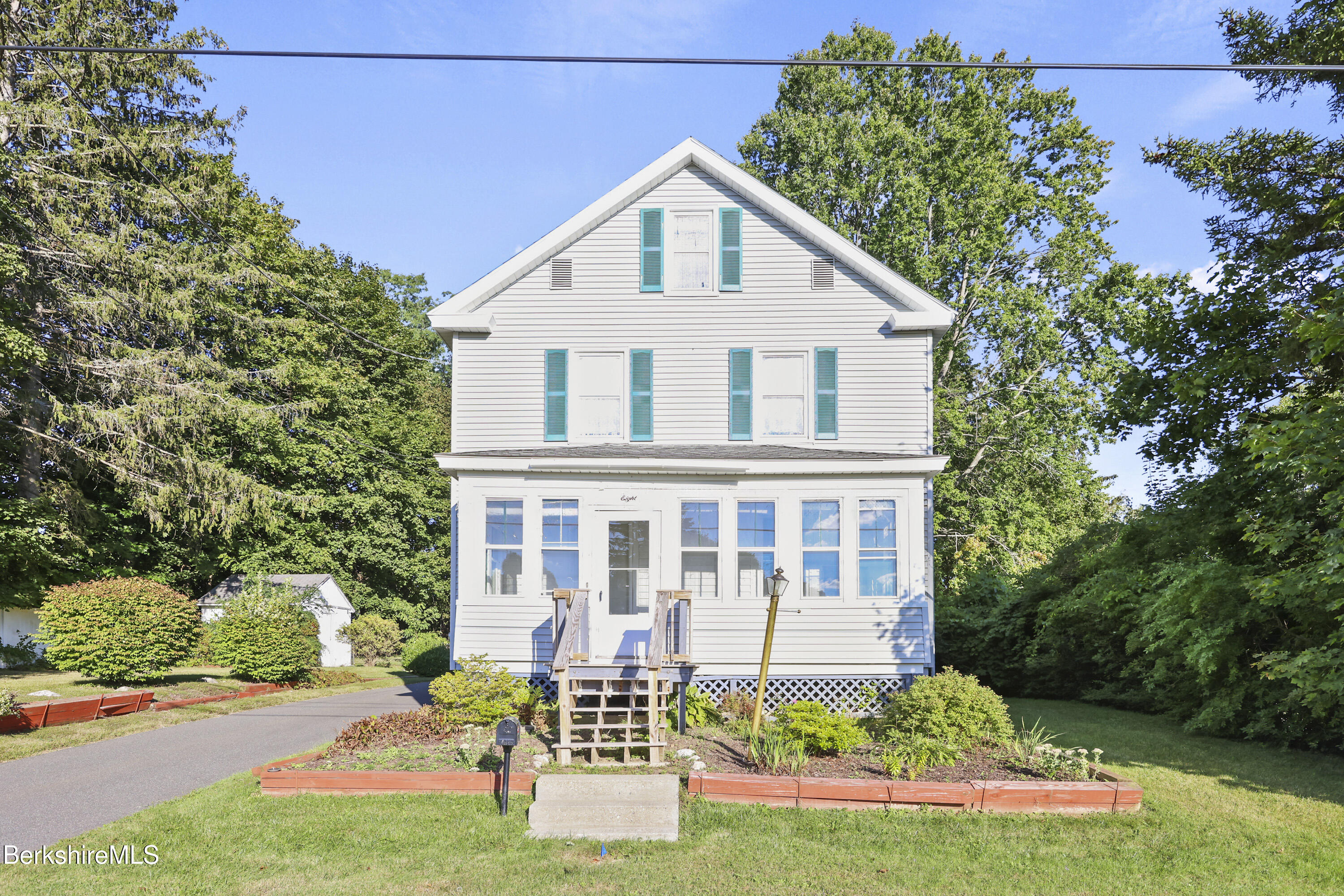8 Mohegan St