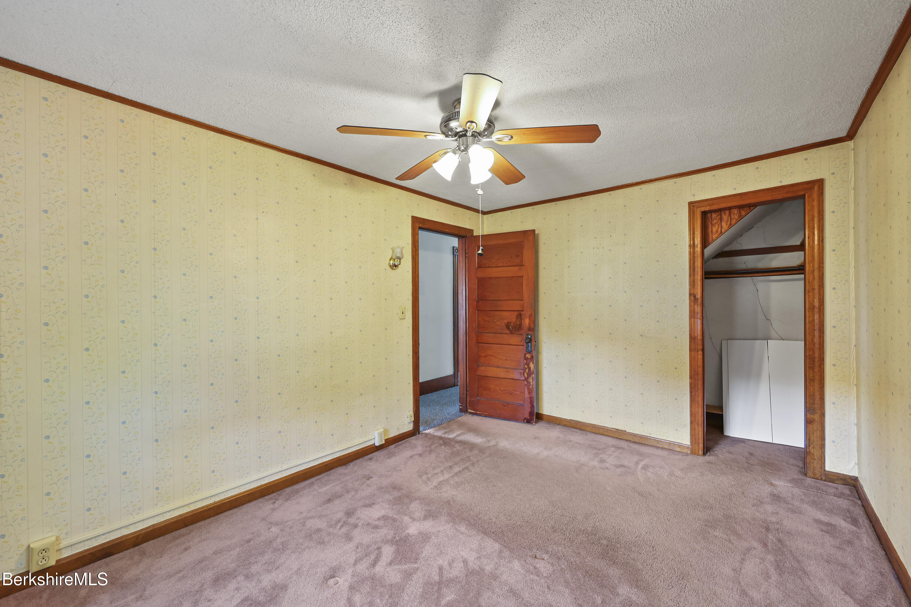 8 Mohegan St