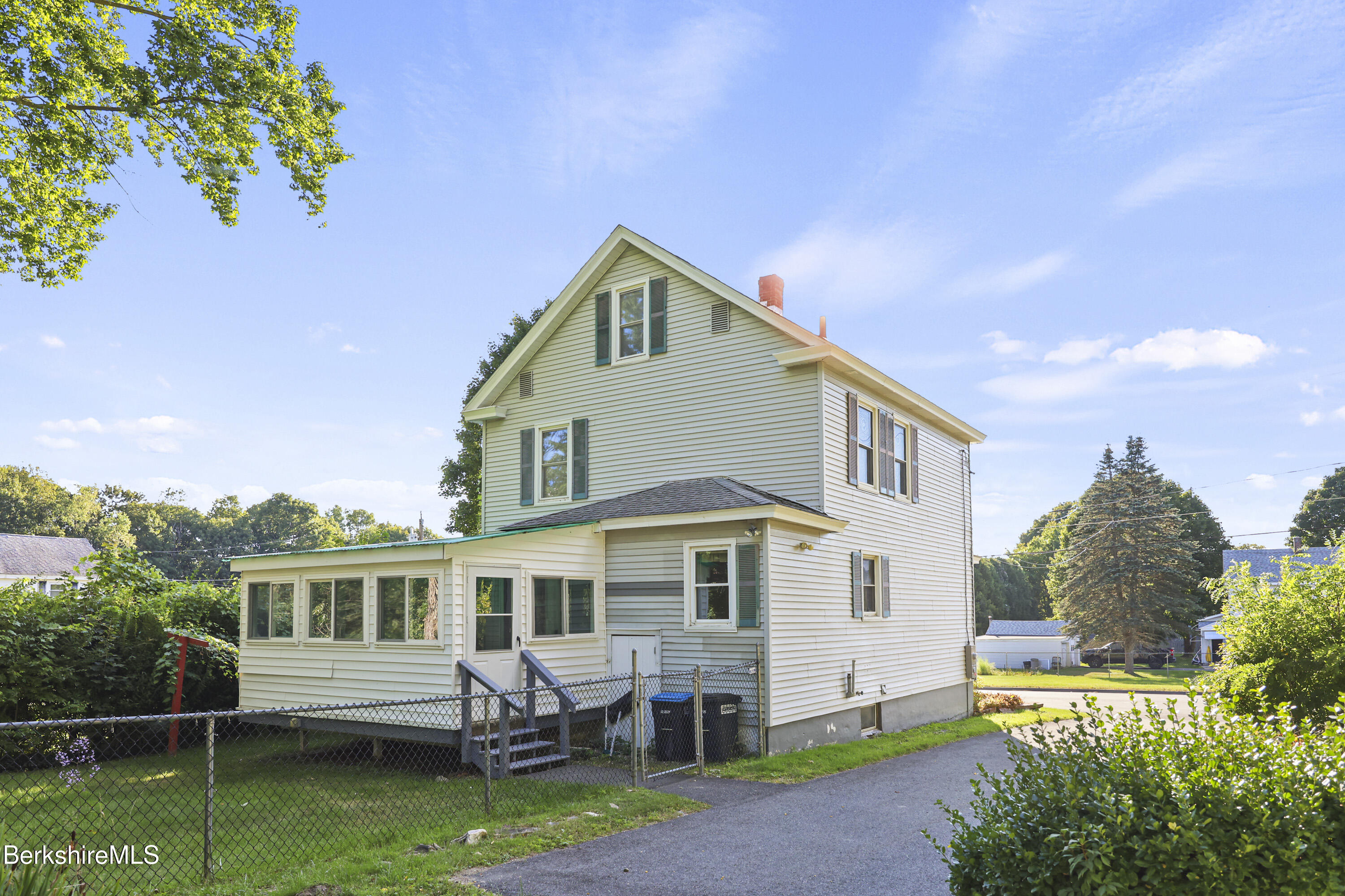 8 Mohegan St