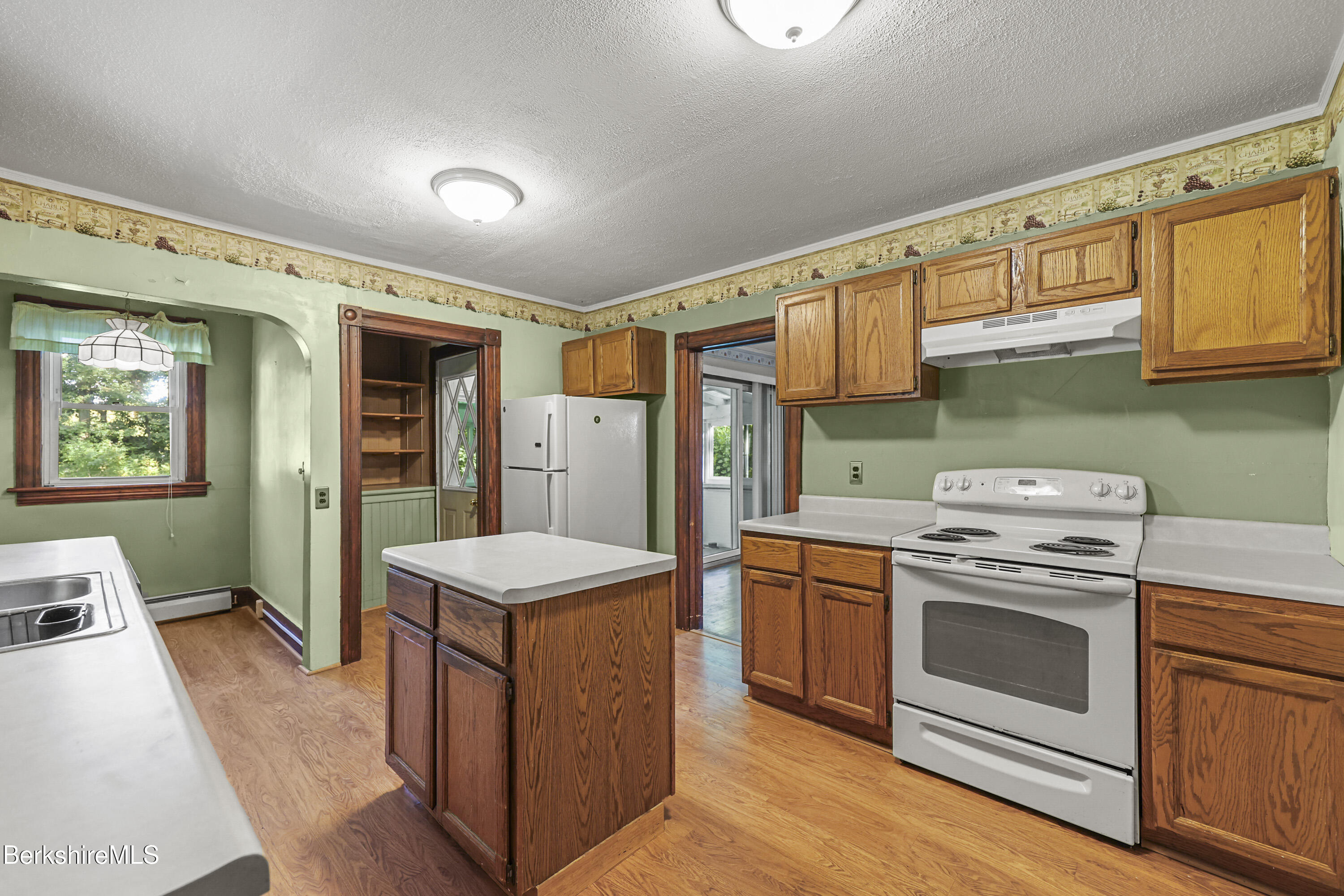 8 Mohegan St