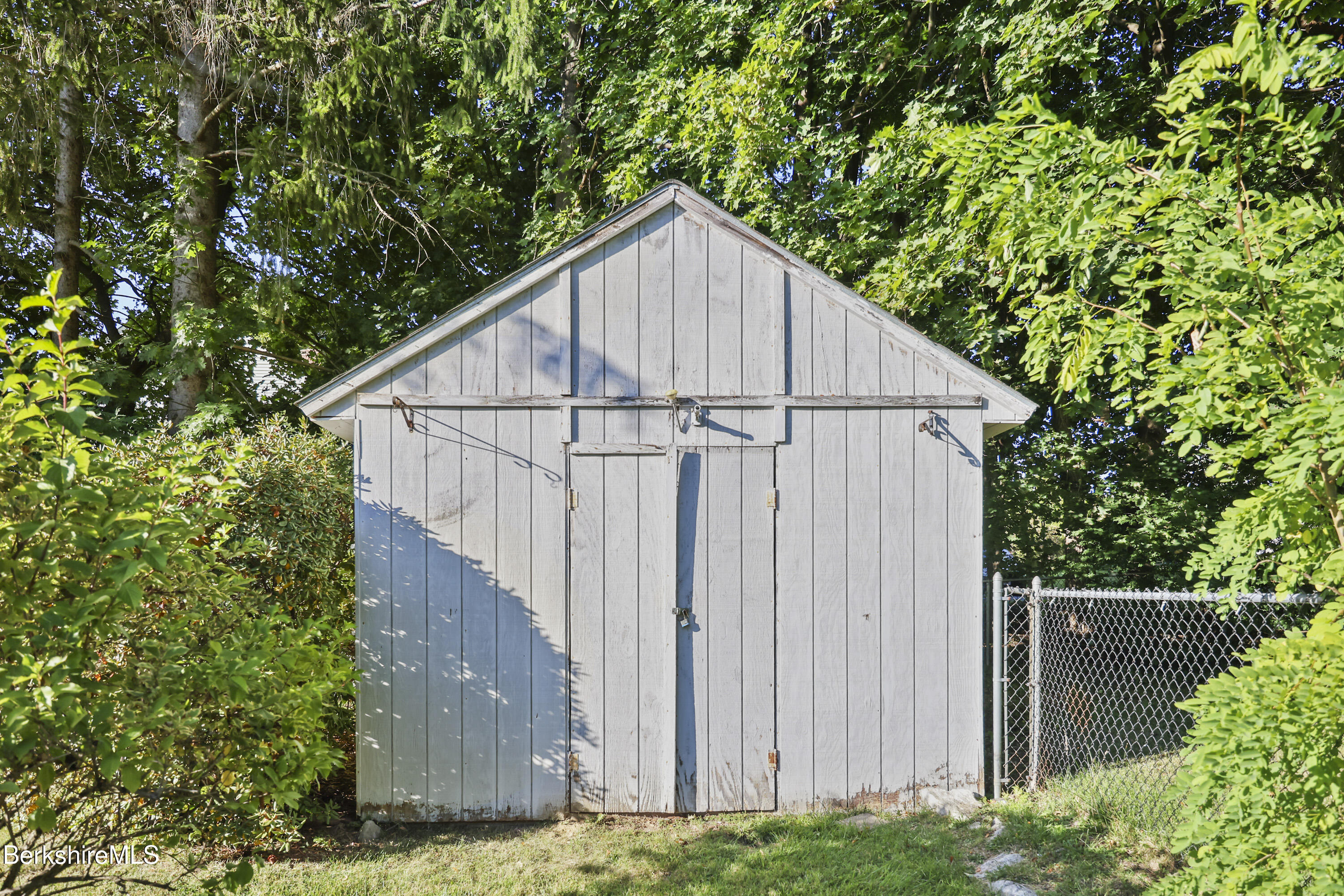 8 Mohegan St