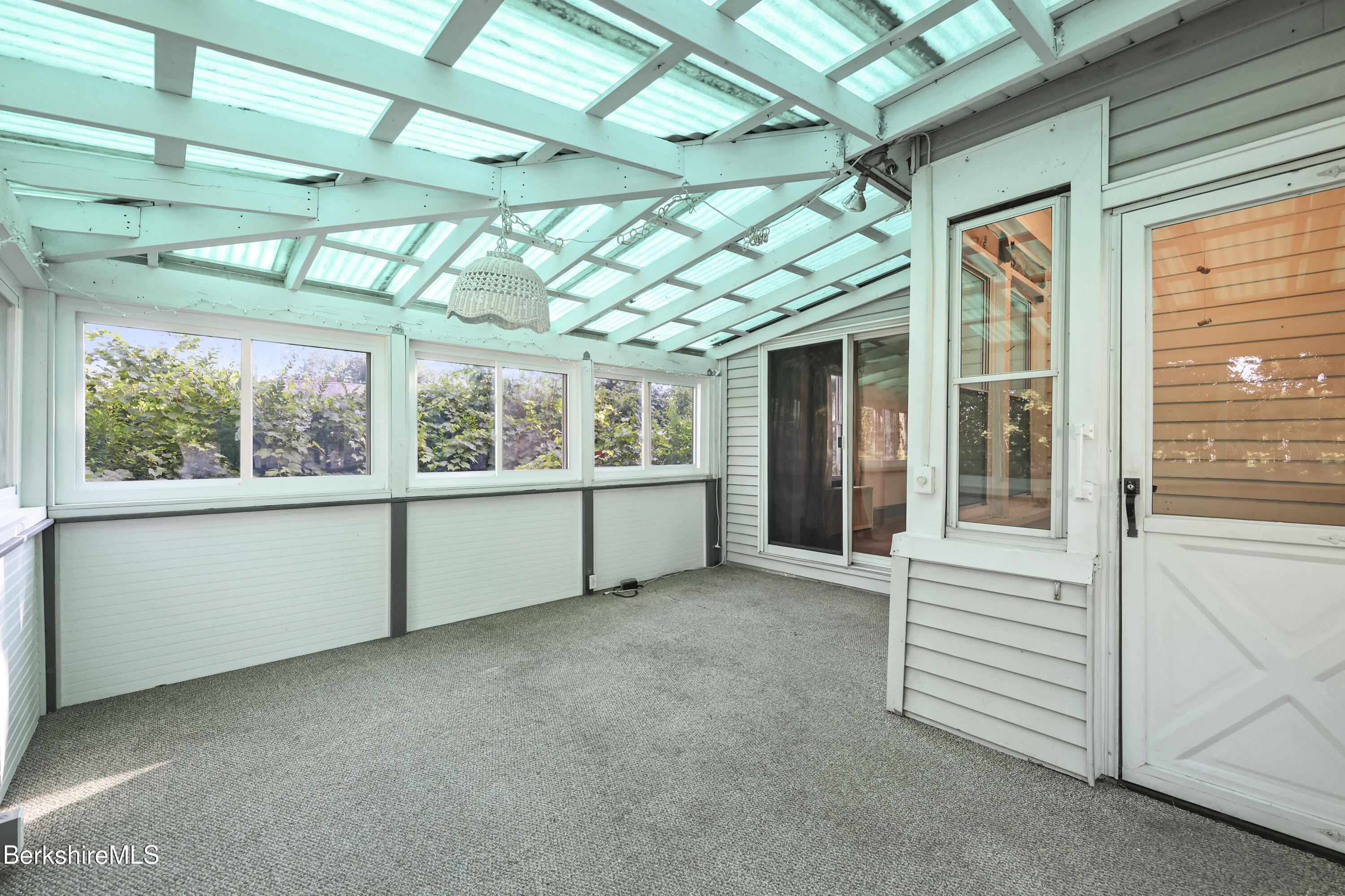 8 Mohegan St