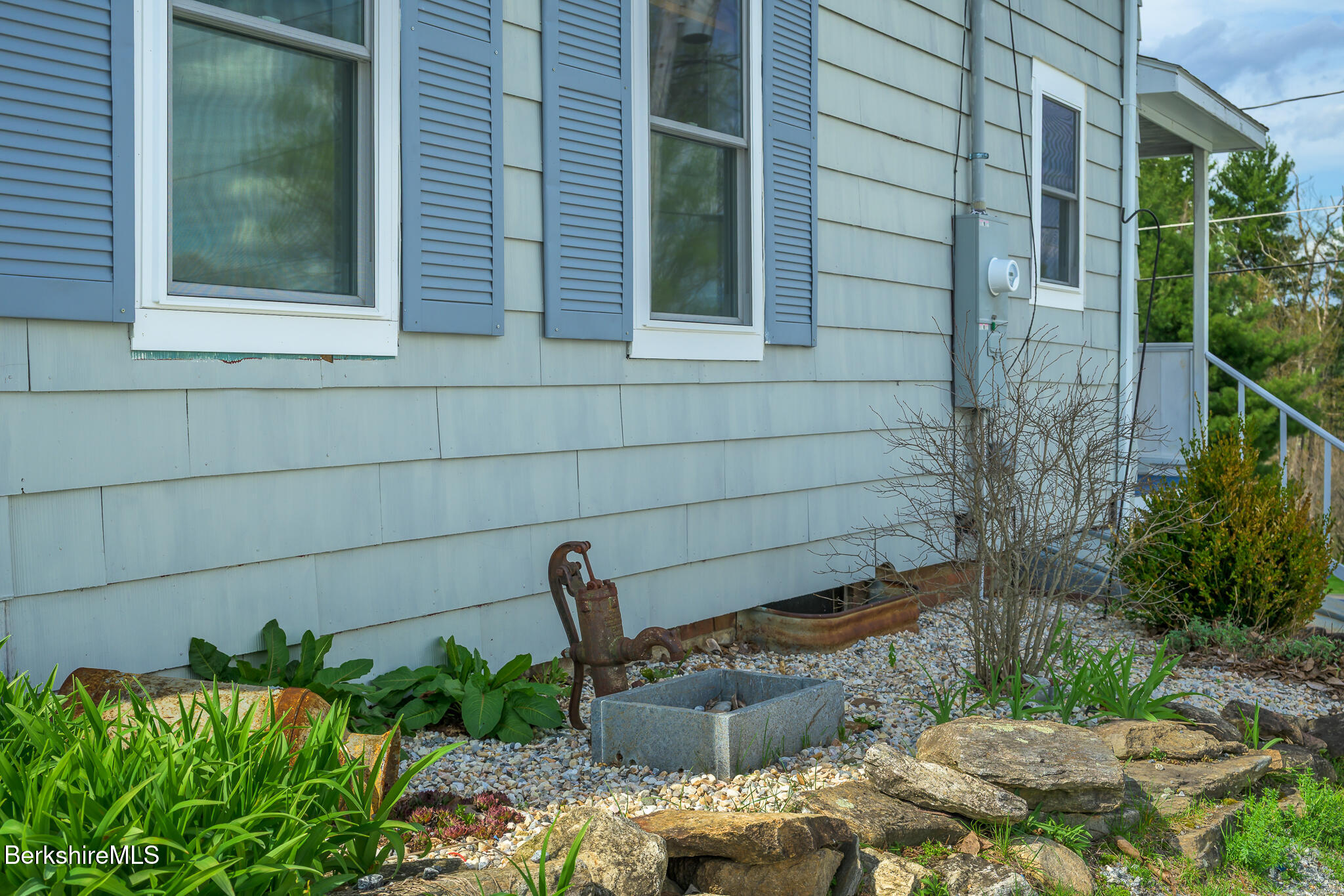 25 West Pine St