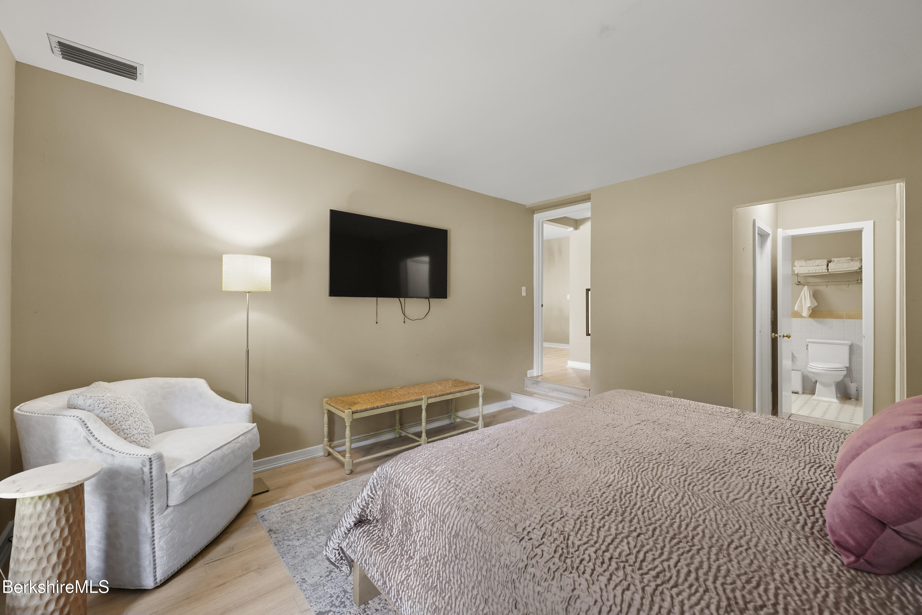 80 Taconic Ave 8