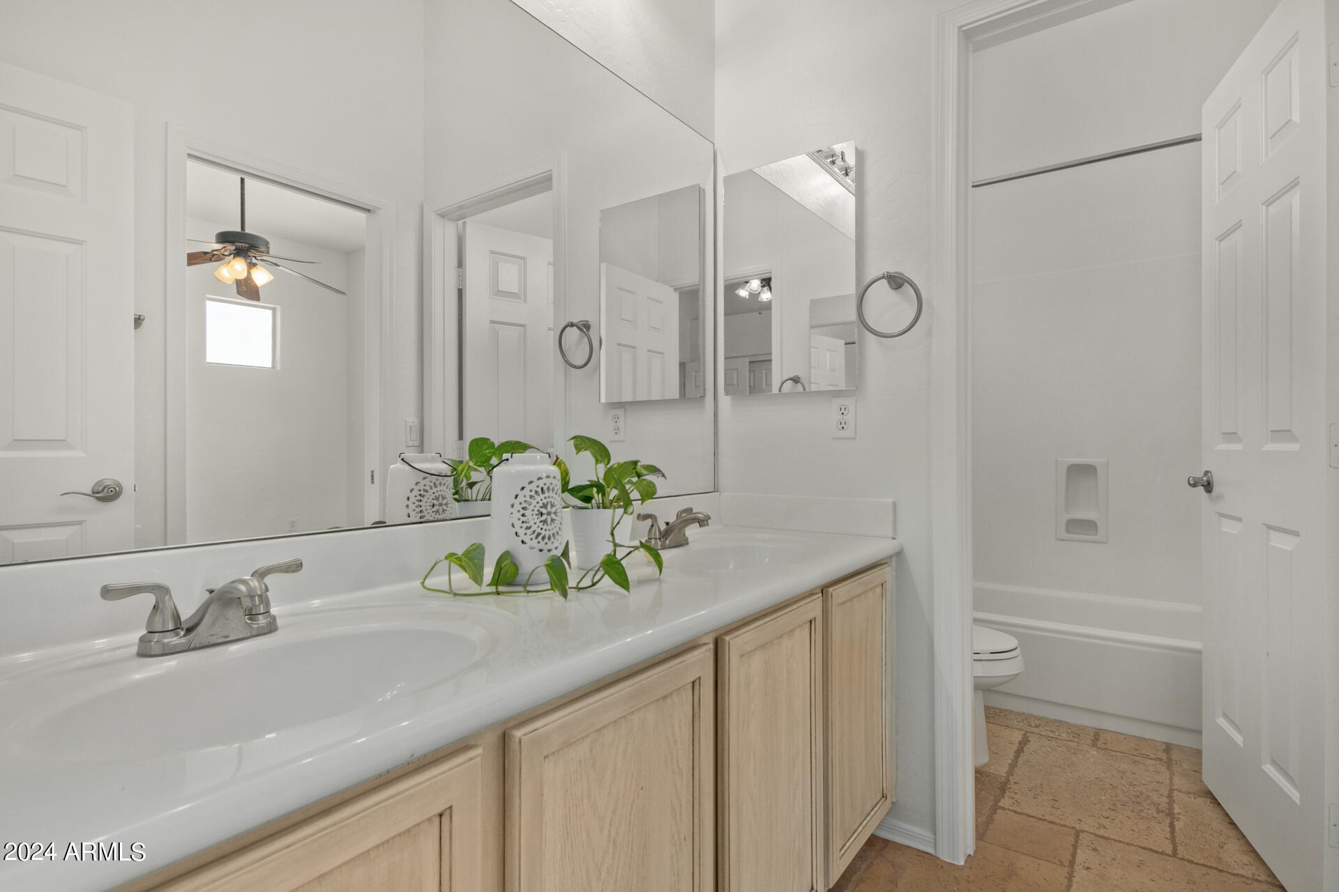 9412 E HILLVIEW Circle