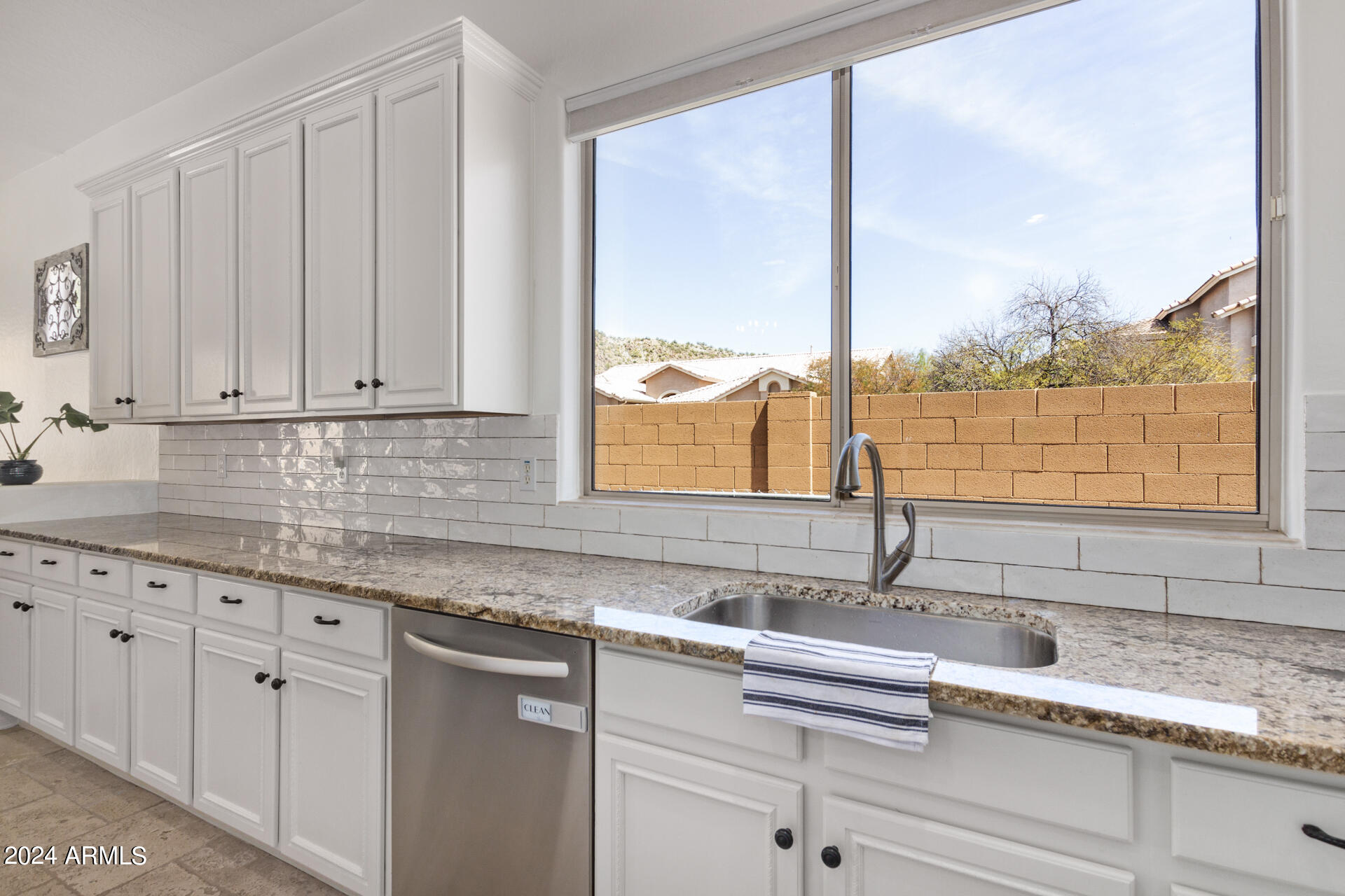 9412 E HILLVIEW Circle