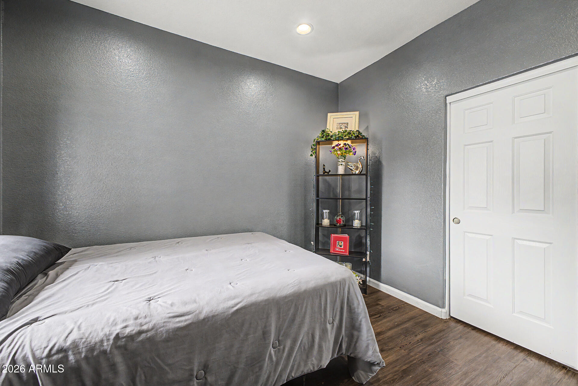 2562 E RIVIERA Drive