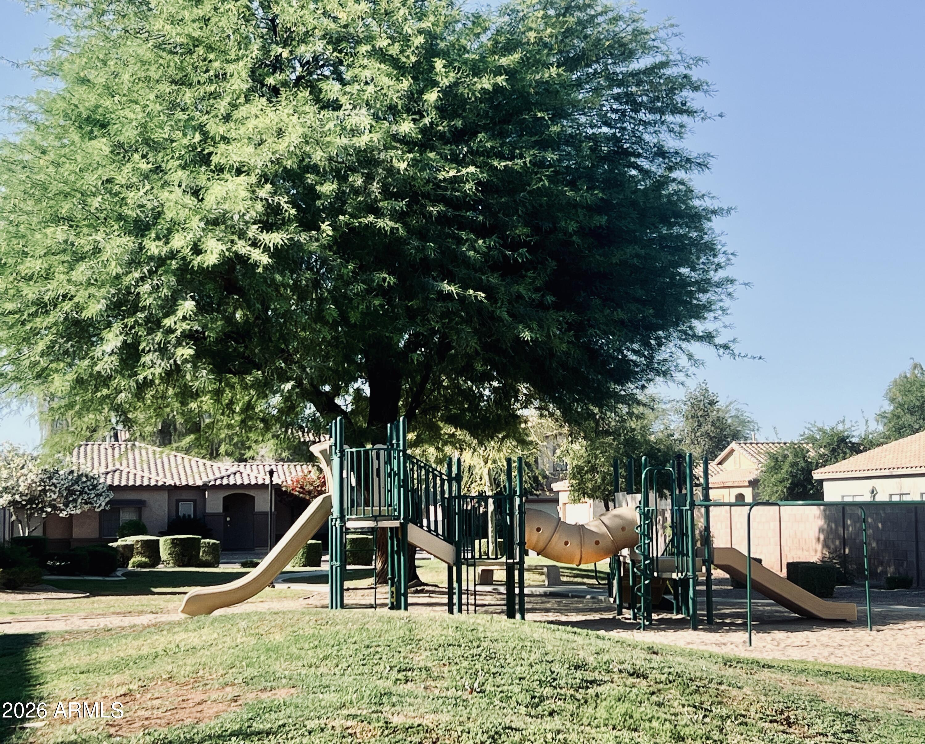 2562 E RIVIERA Drive