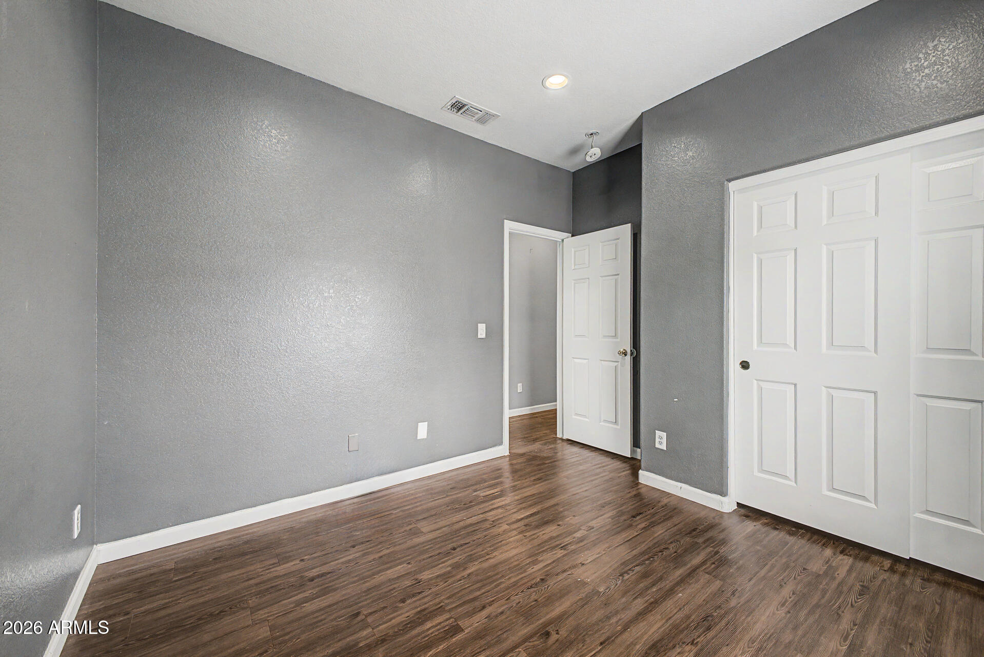 2562 E RIVIERA Drive