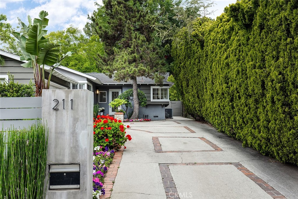 211 E Altadena Drive