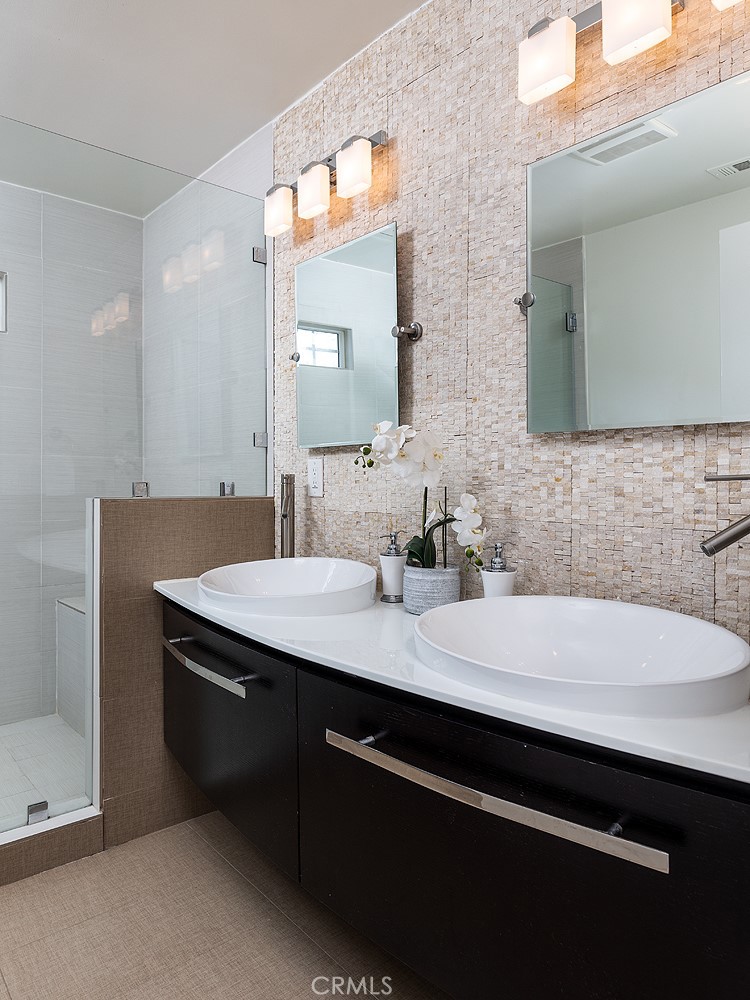 211 E Altadena Drive