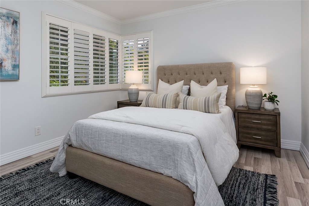 211 E Altadena Drive