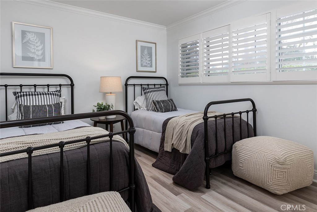 211 E Altadena Drive