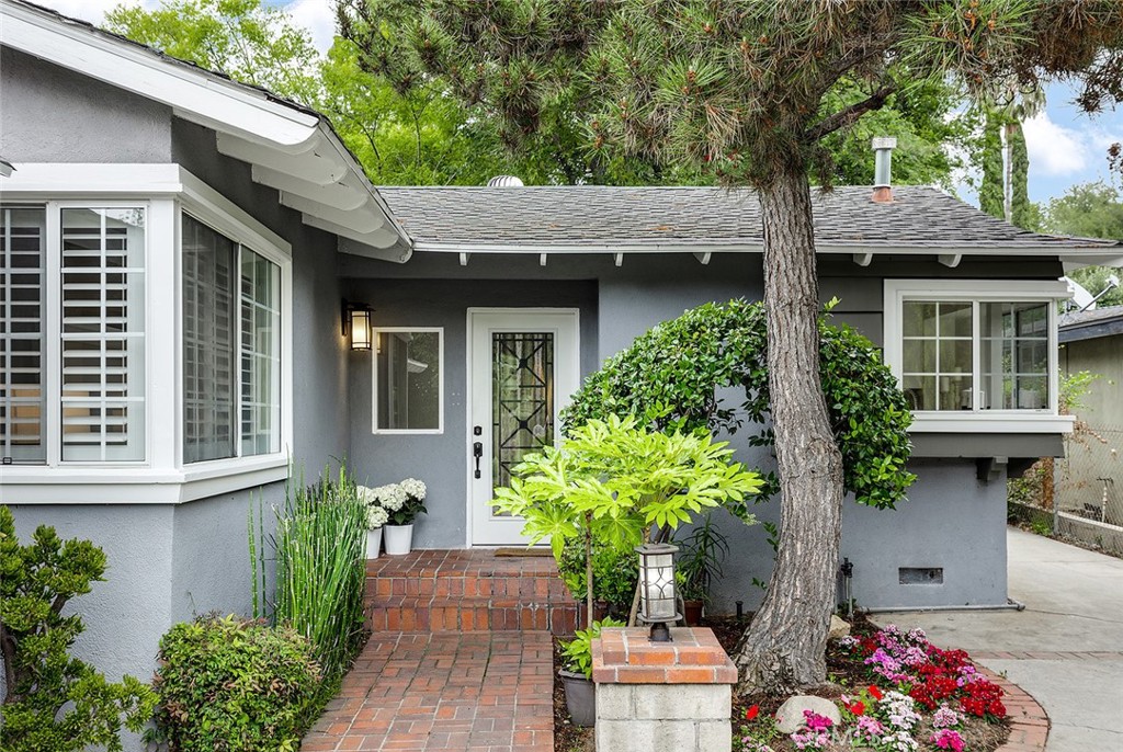 211 E Altadena Drive