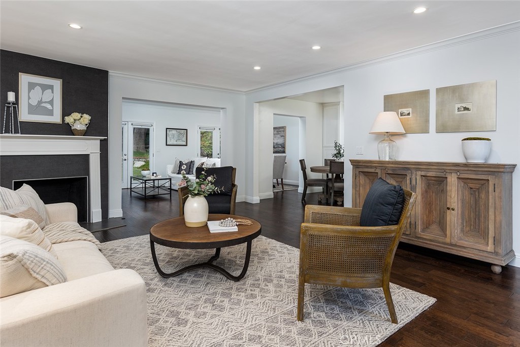 211 E Altadena Drive