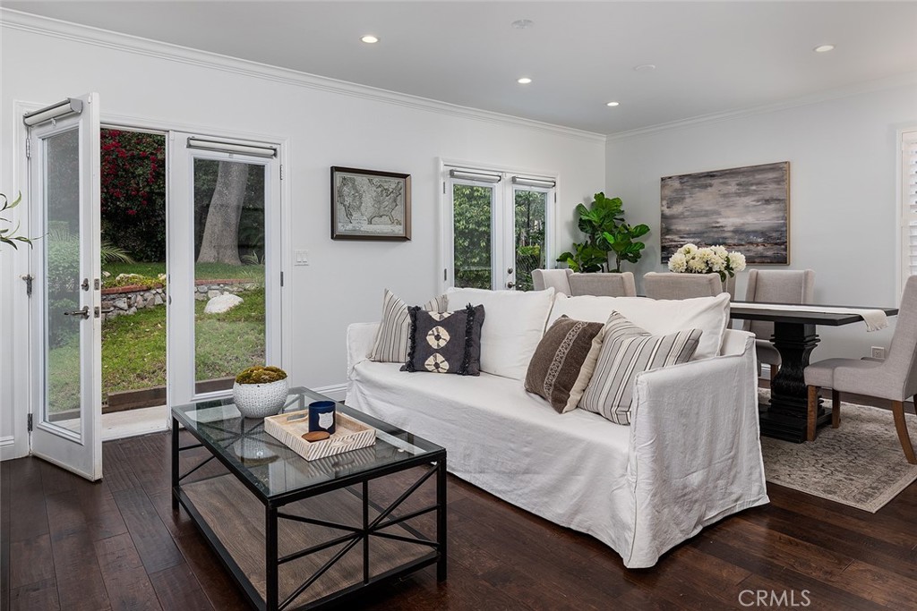 211 E Altadena Drive