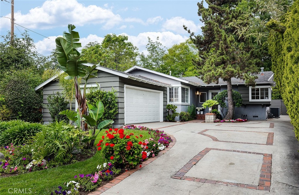 211 E Altadena Drive