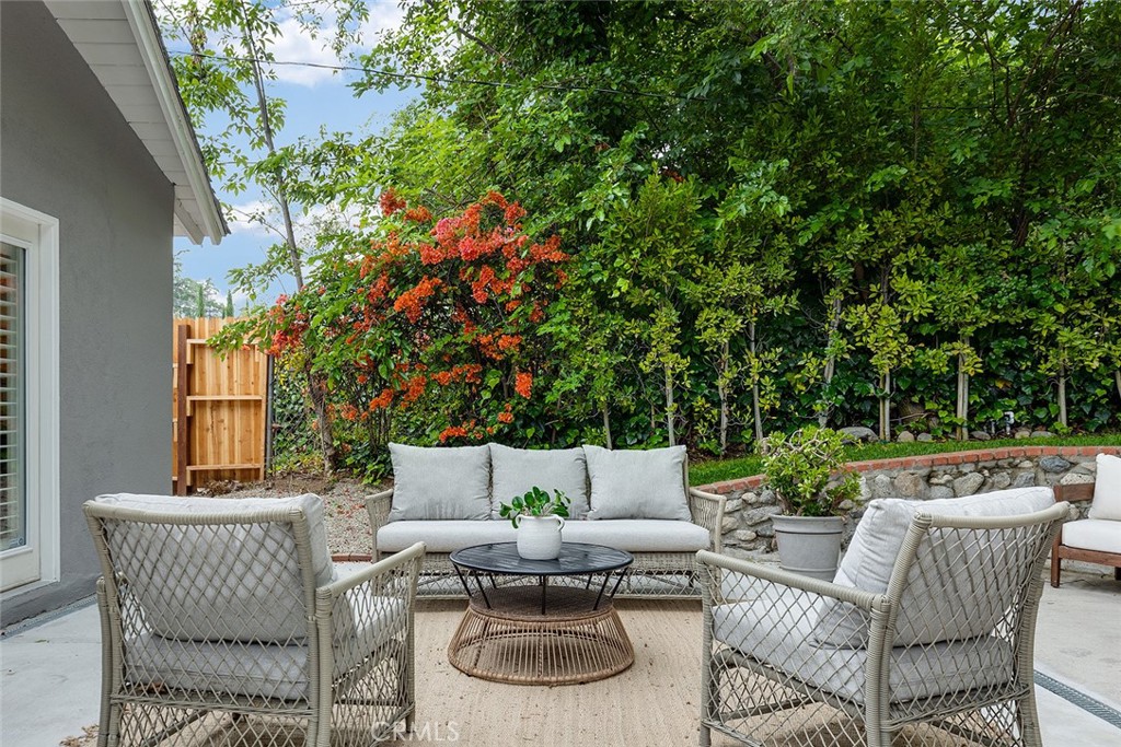 211 E Altadena Drive