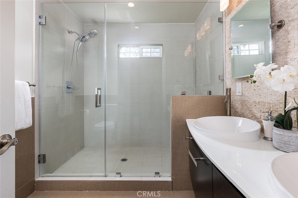 211 E Altadena Drive